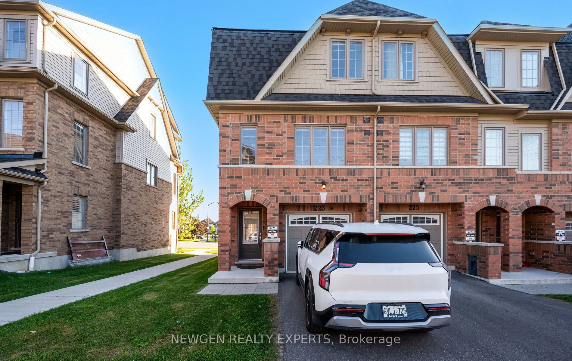 223 Royal Northern Path N, #0