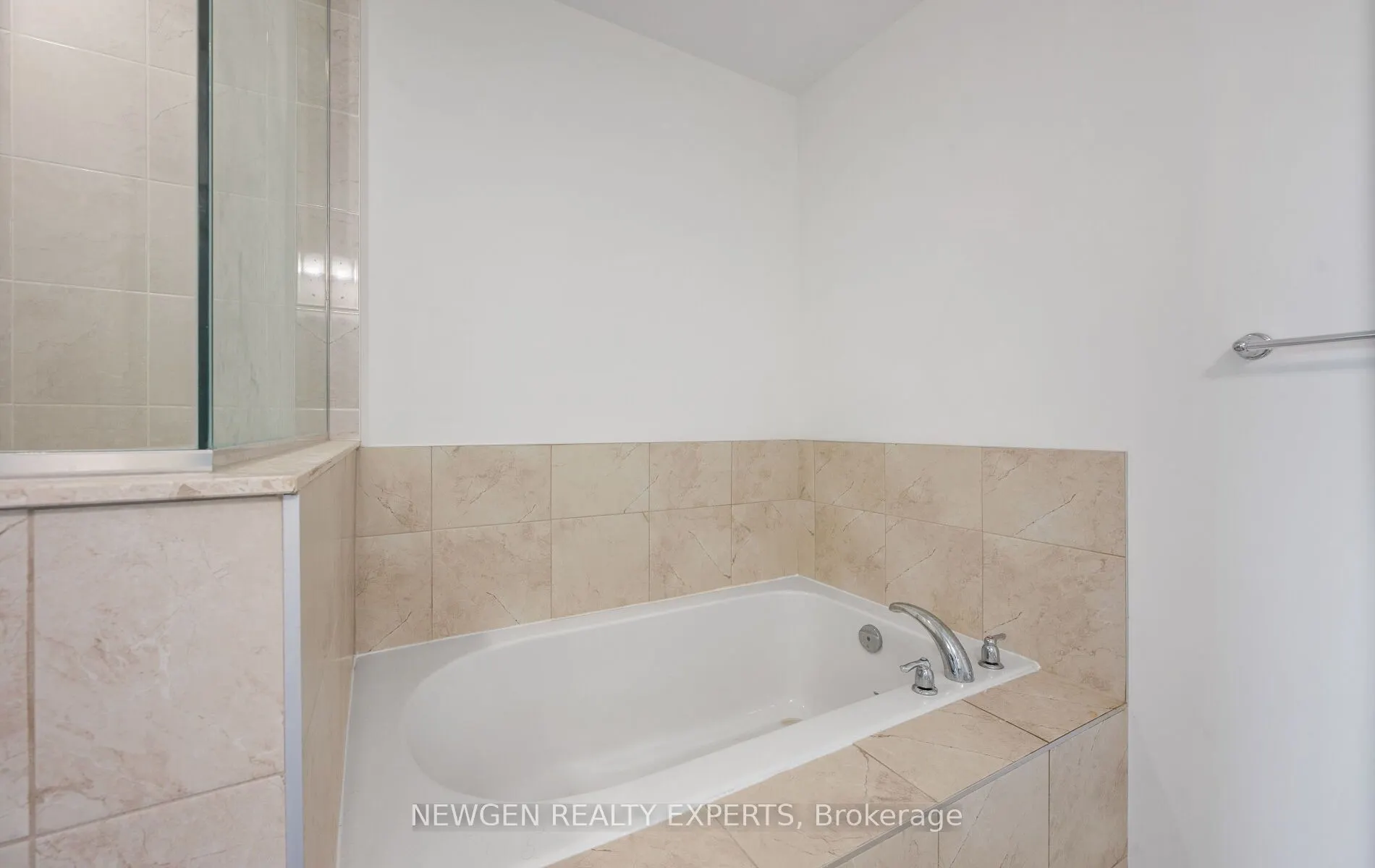 223 Royal Northern Path N, #0