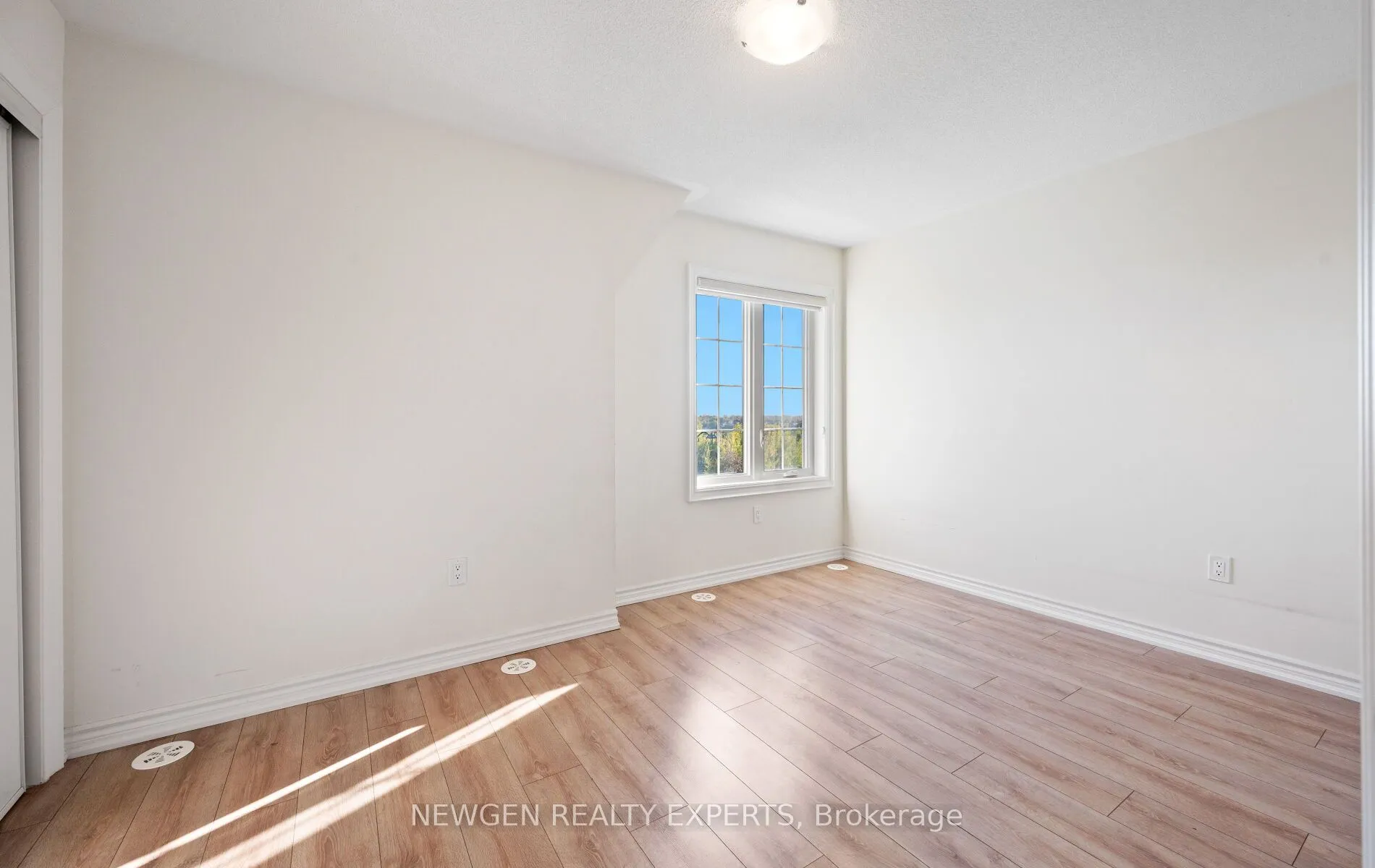 223 Royal Northern Path N, #0