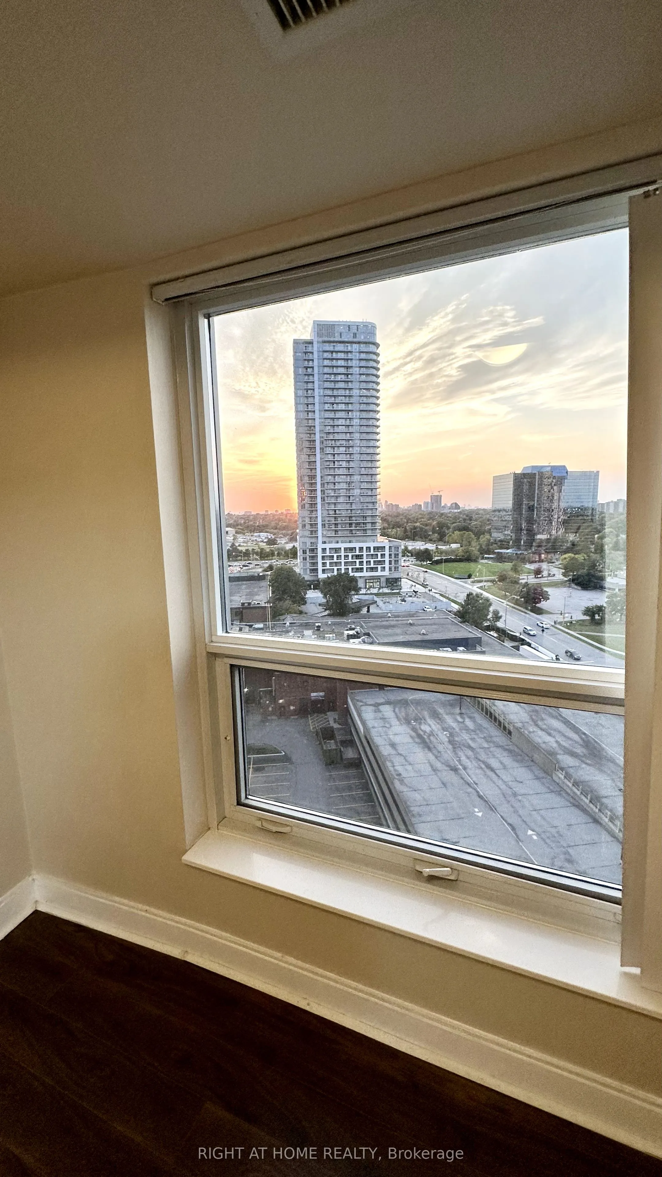 125 Village Green Square, #1309