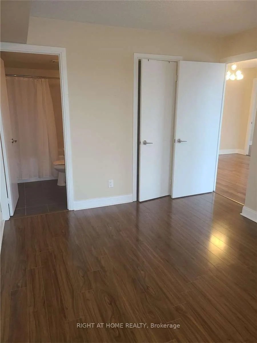 125 Village Green Square, #1309