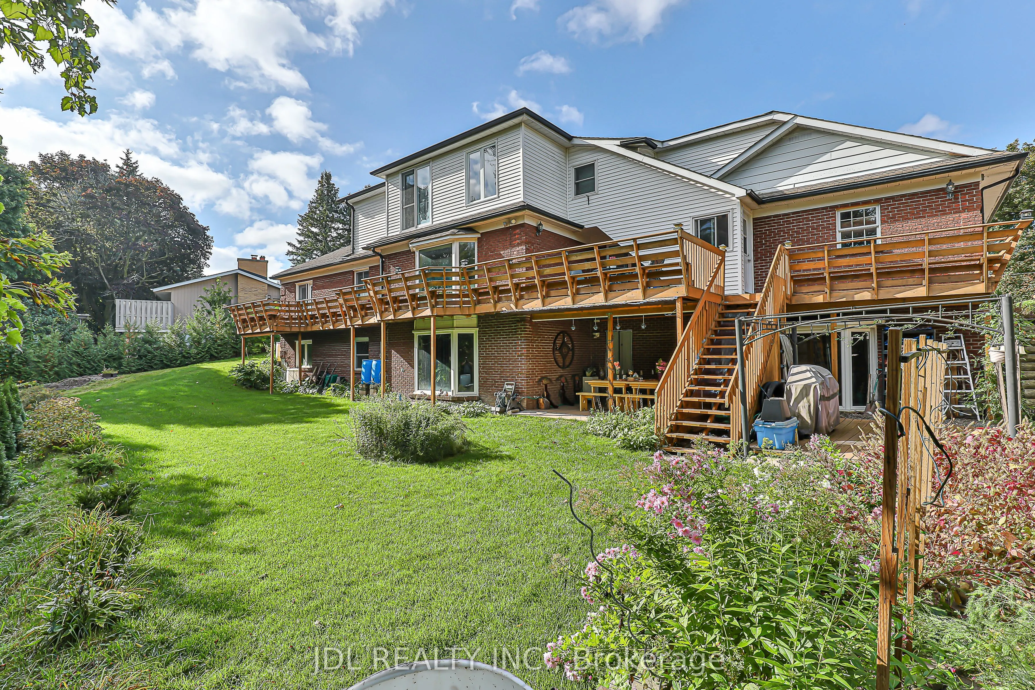 65 Grandview Street N