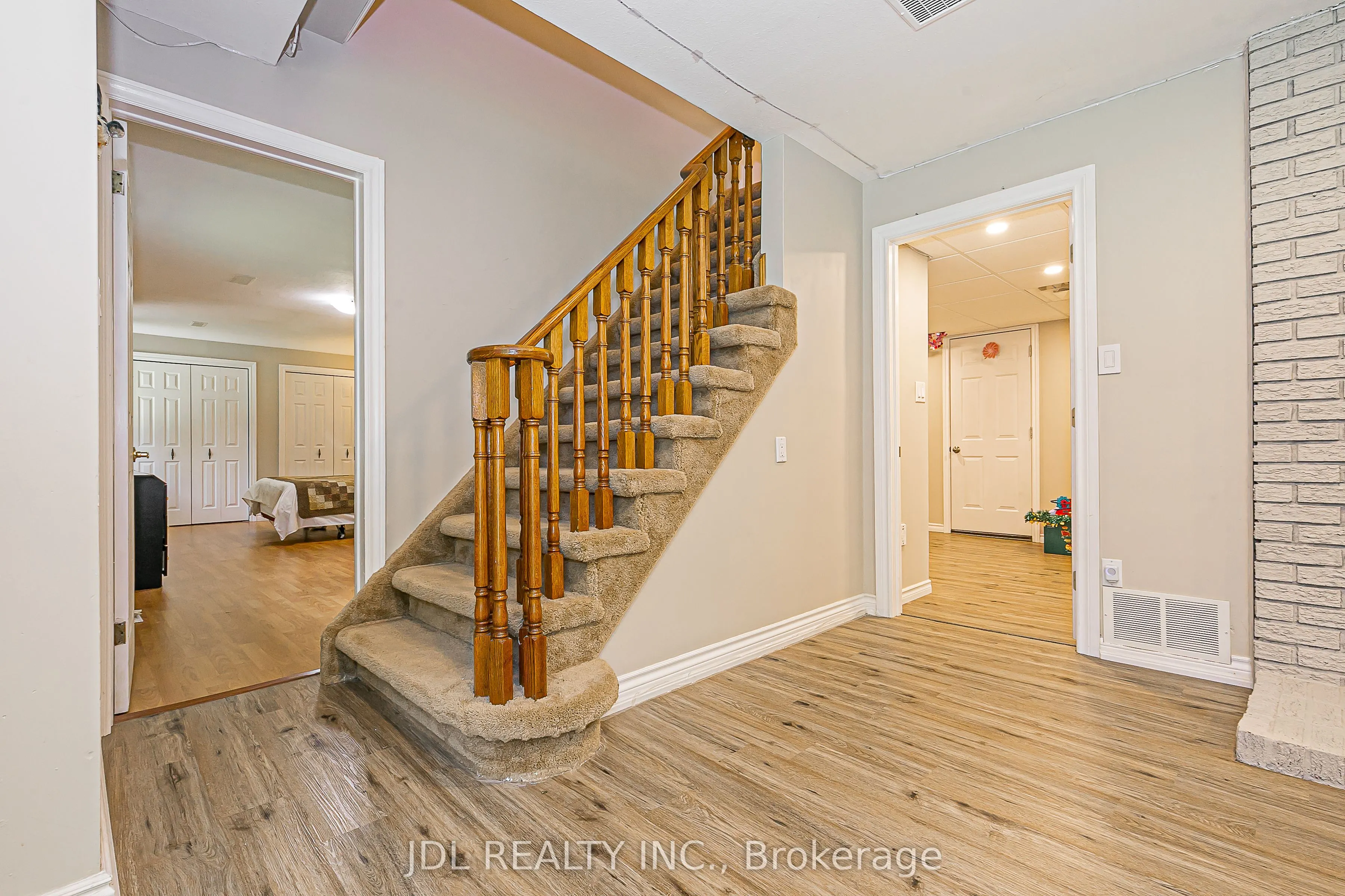 65 Grandview Street N