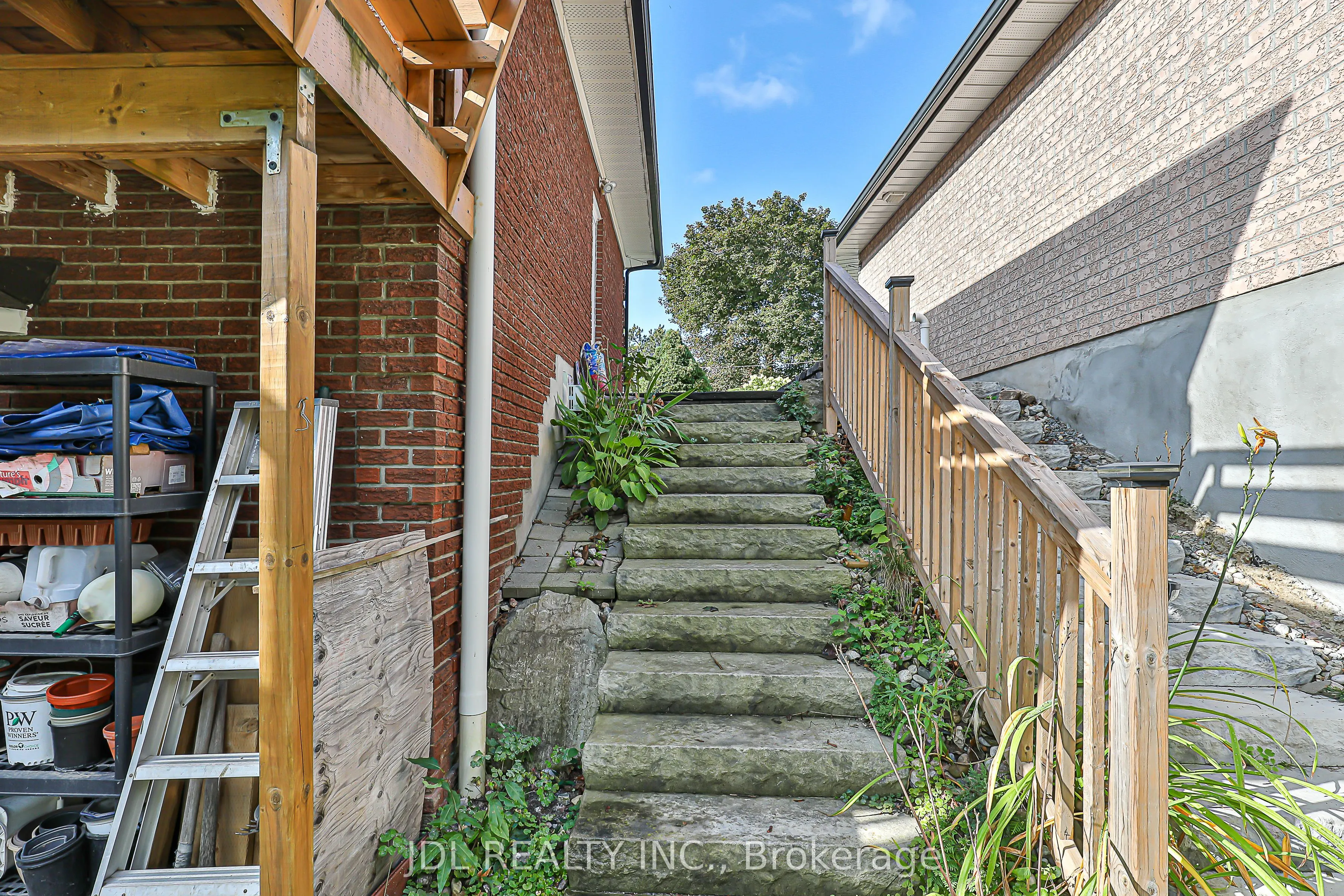 65 Grandview Street N