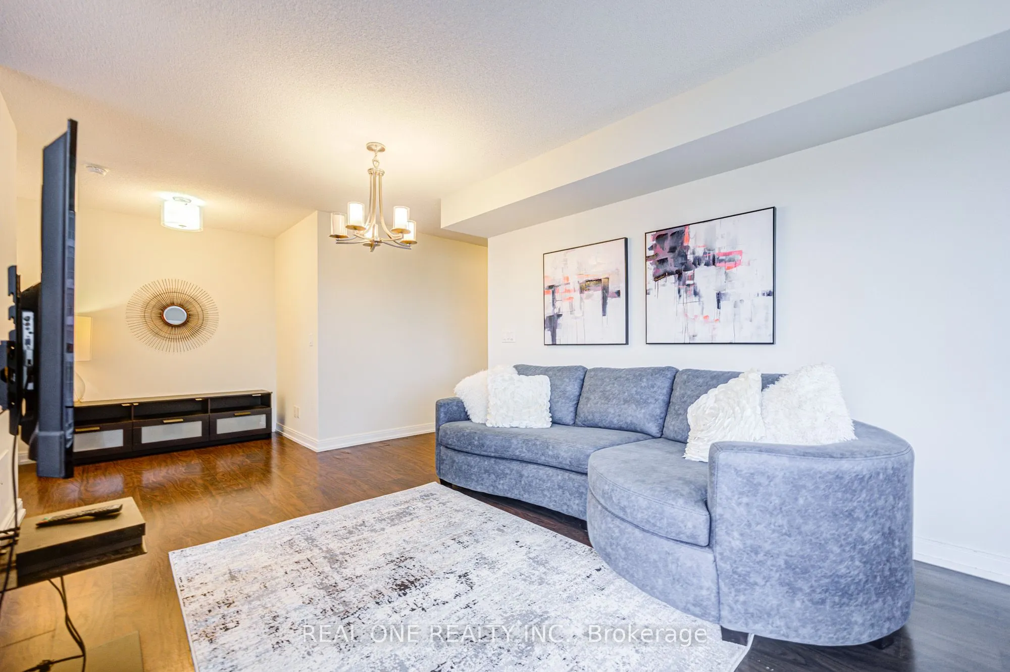 151 Village Green Square, #1008