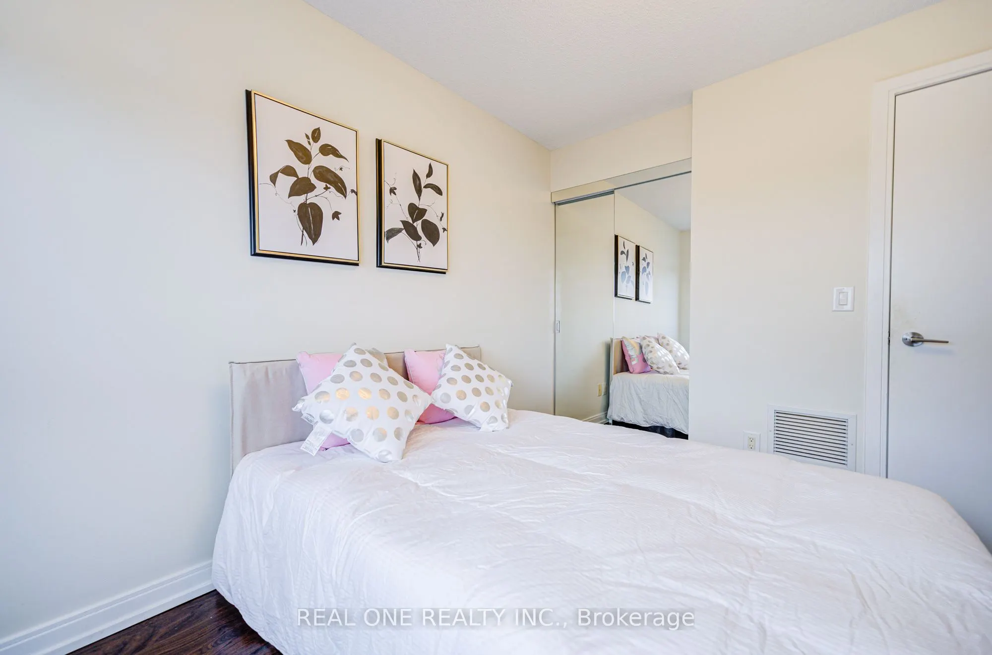 151 Village Green Square, #1008