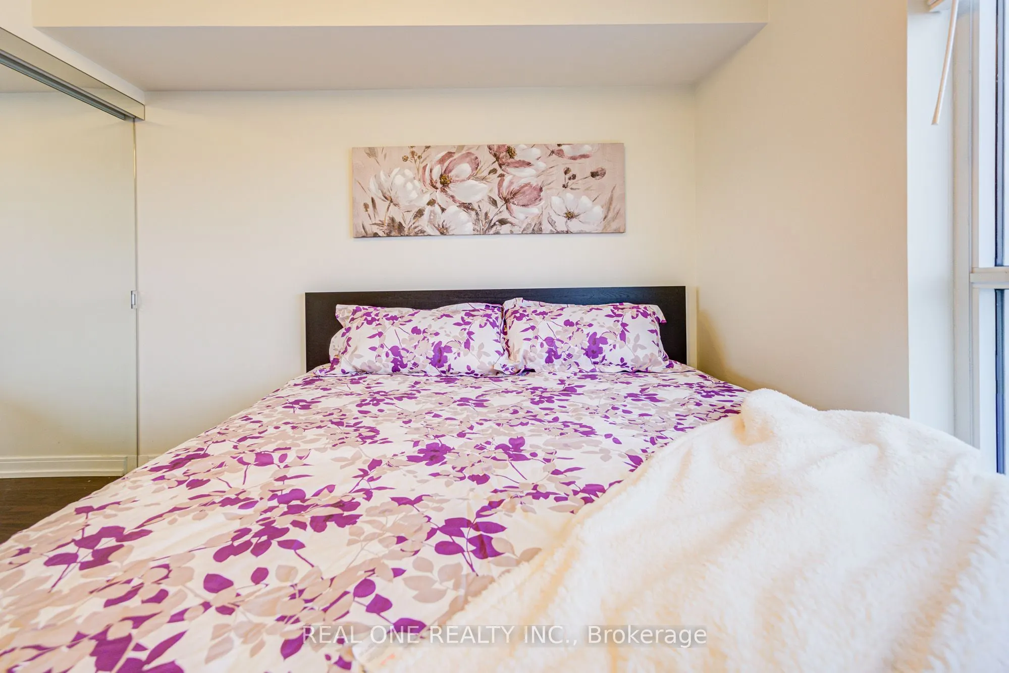 151 Village Green Square, #1008