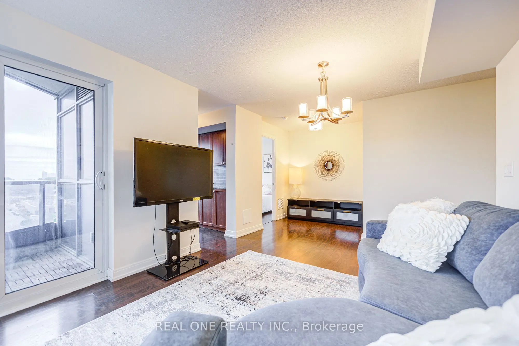 151 Village Green Square, #1008
