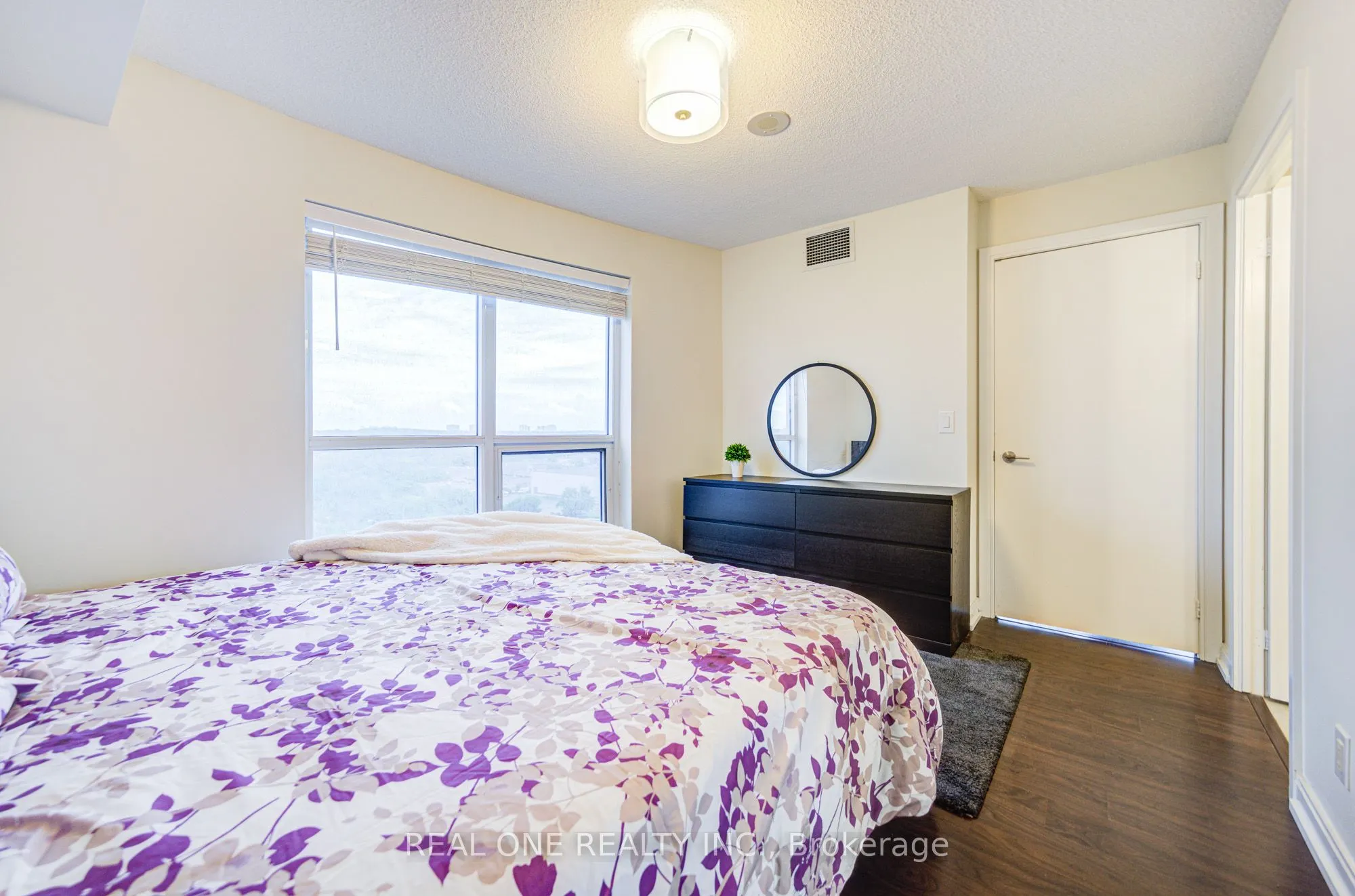 151 Village Green Square, #1008
