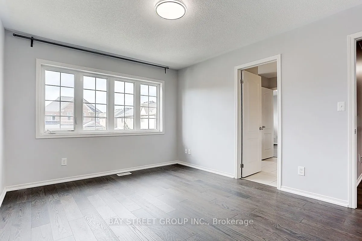 2433 Equestrian Cres Crescent