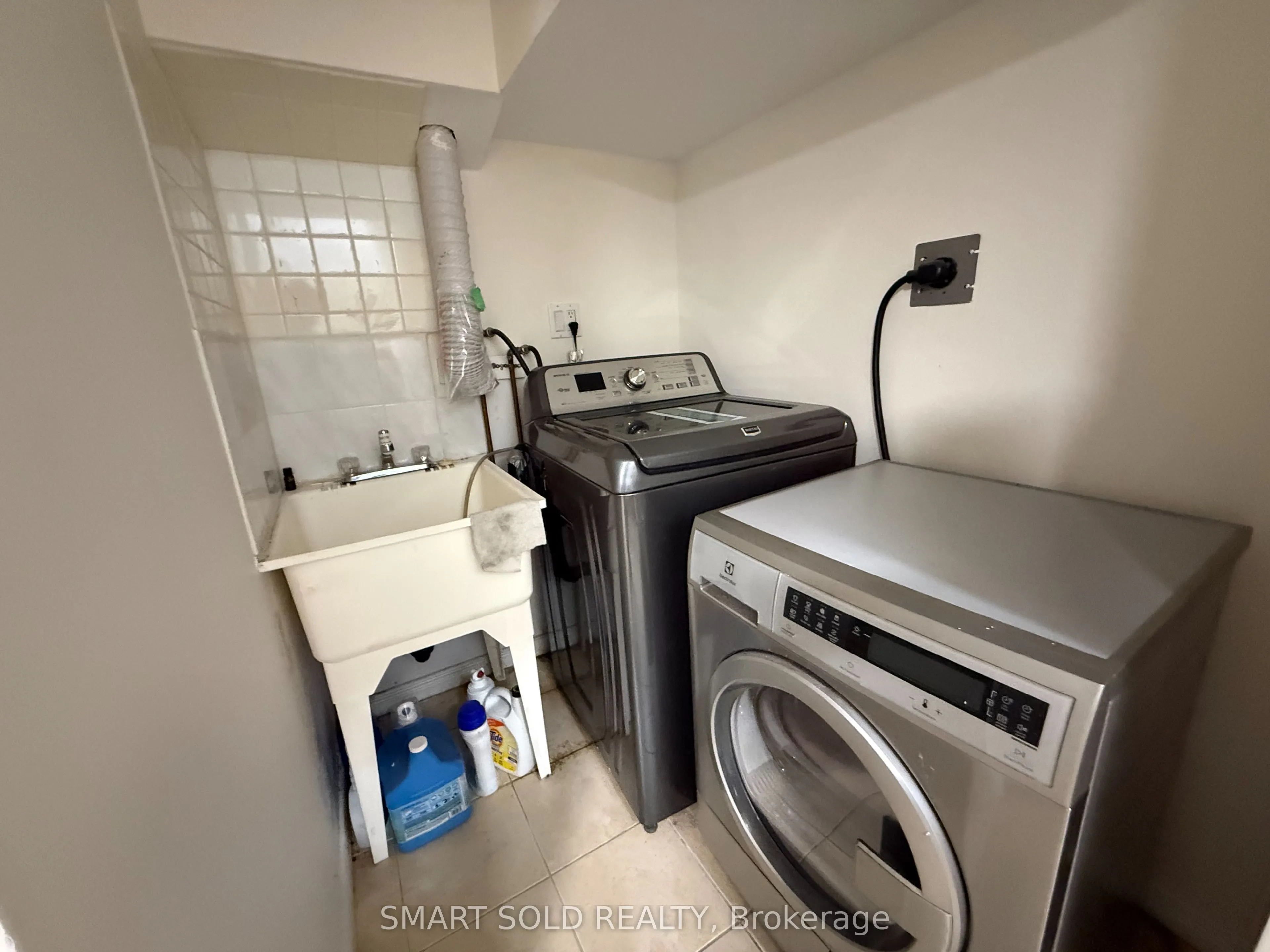 36 Montezuma Trail, #(Main floor)