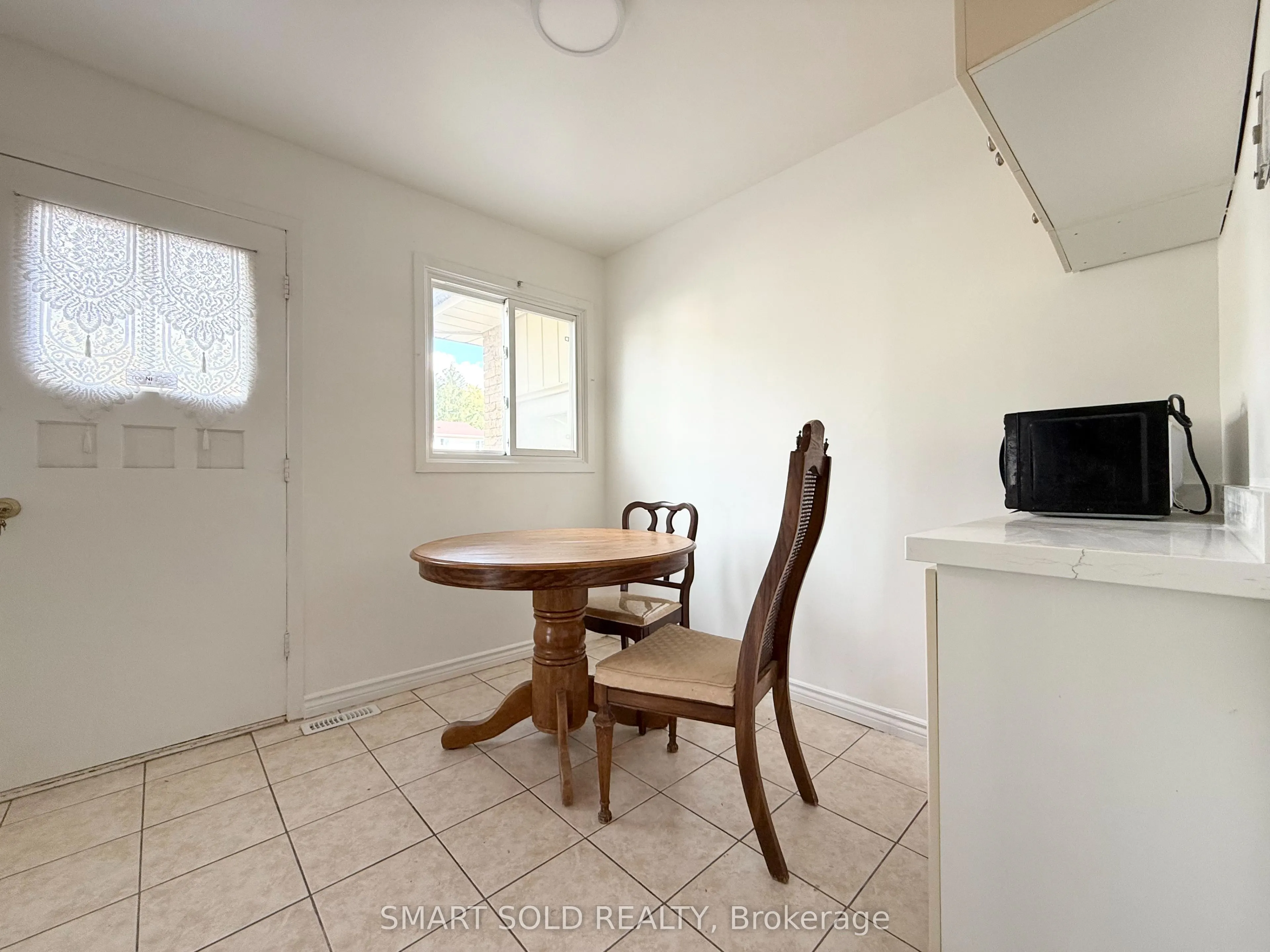 36 Montezuma Trail, #(Main floor)