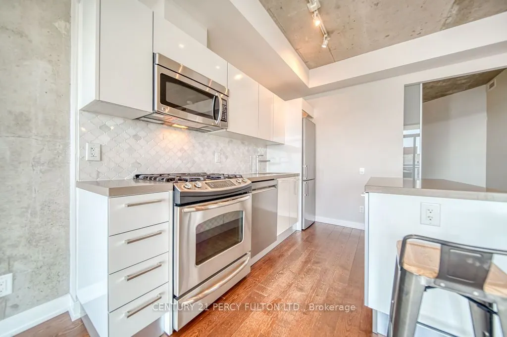 319 Carlaw Avenue, #816