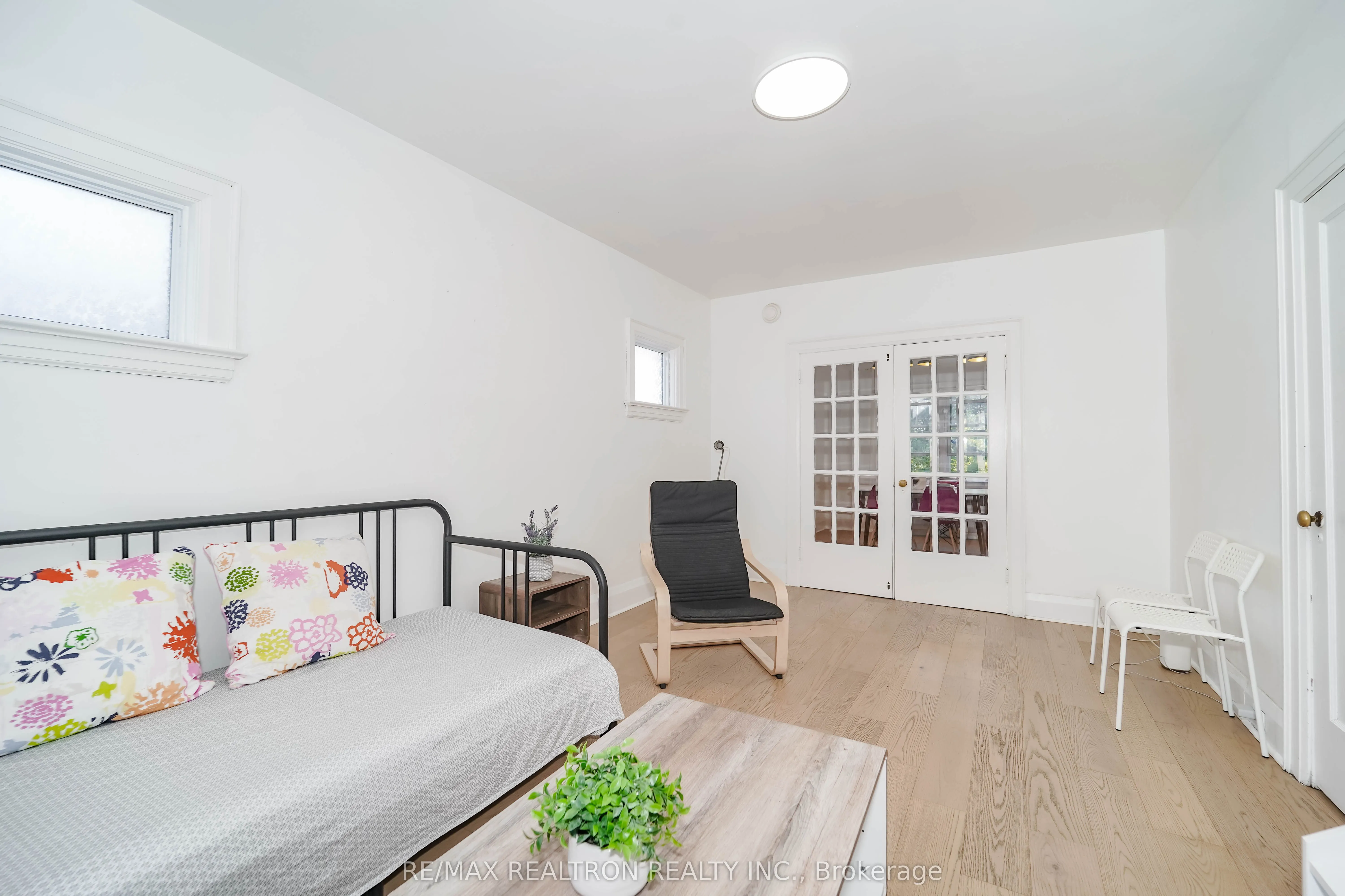 573 Oxford Street