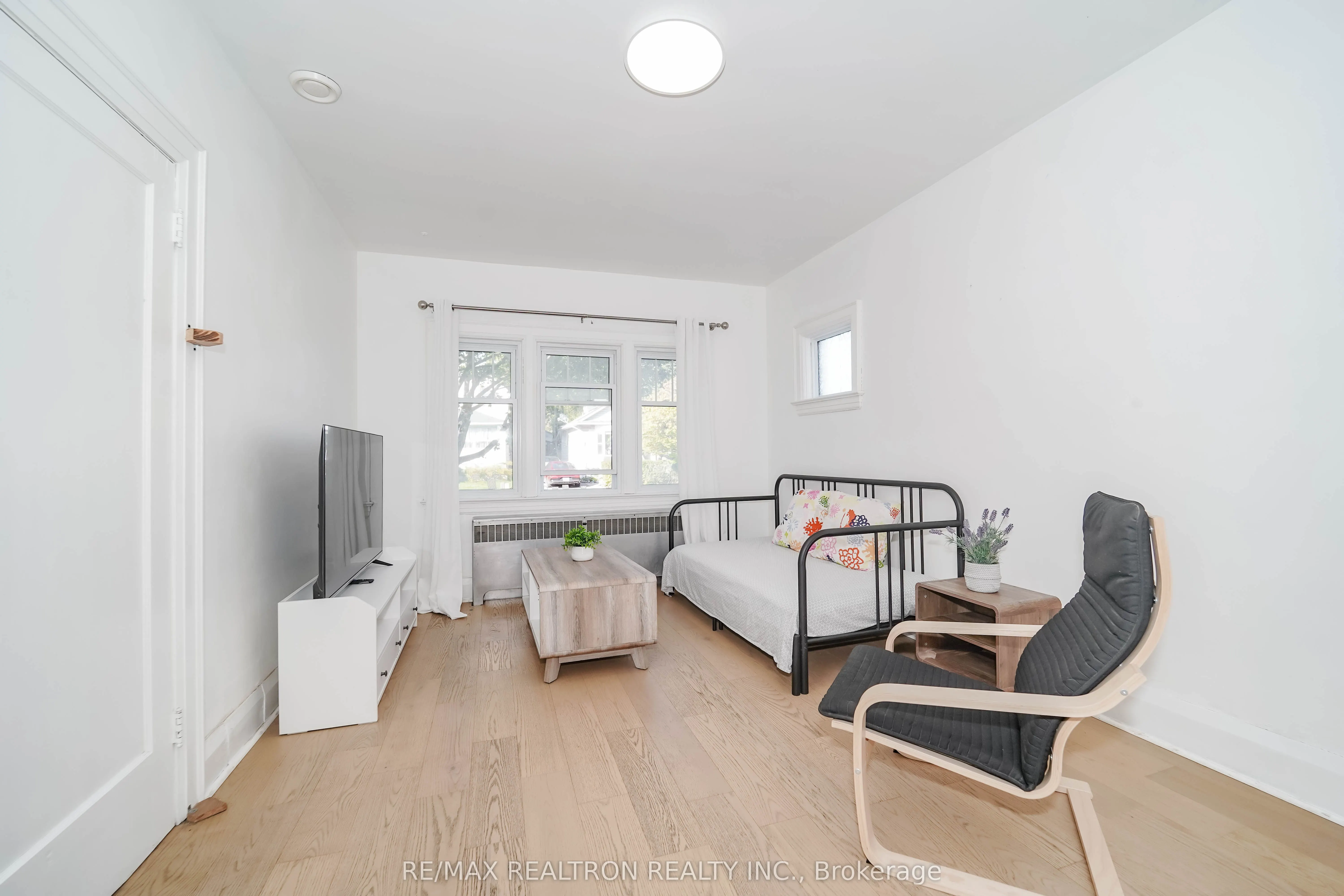573 Oxford Street