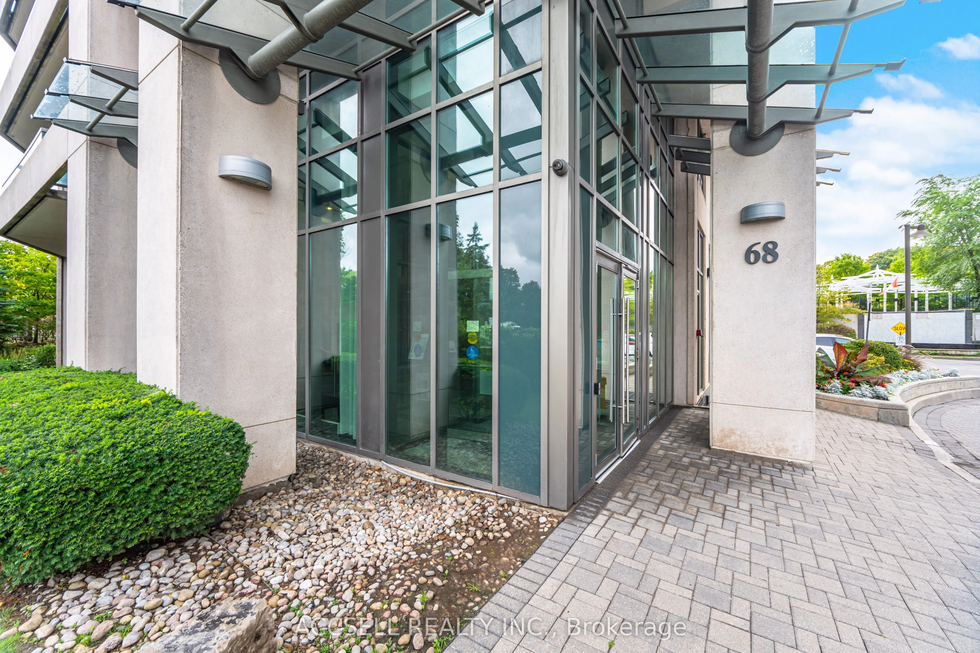 68 Grangeway Avenue, #1015