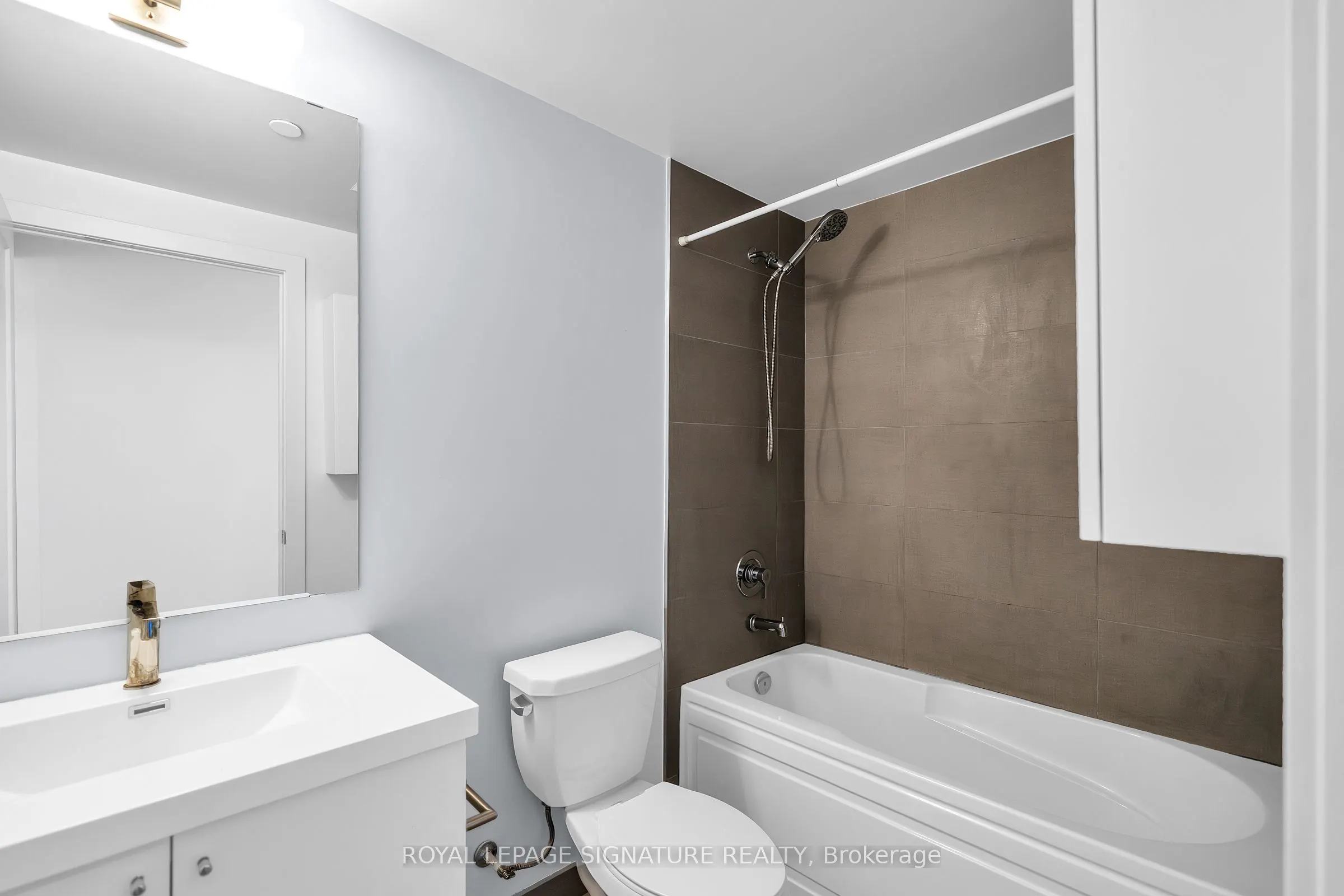 2550 Simcoe Street, #2020