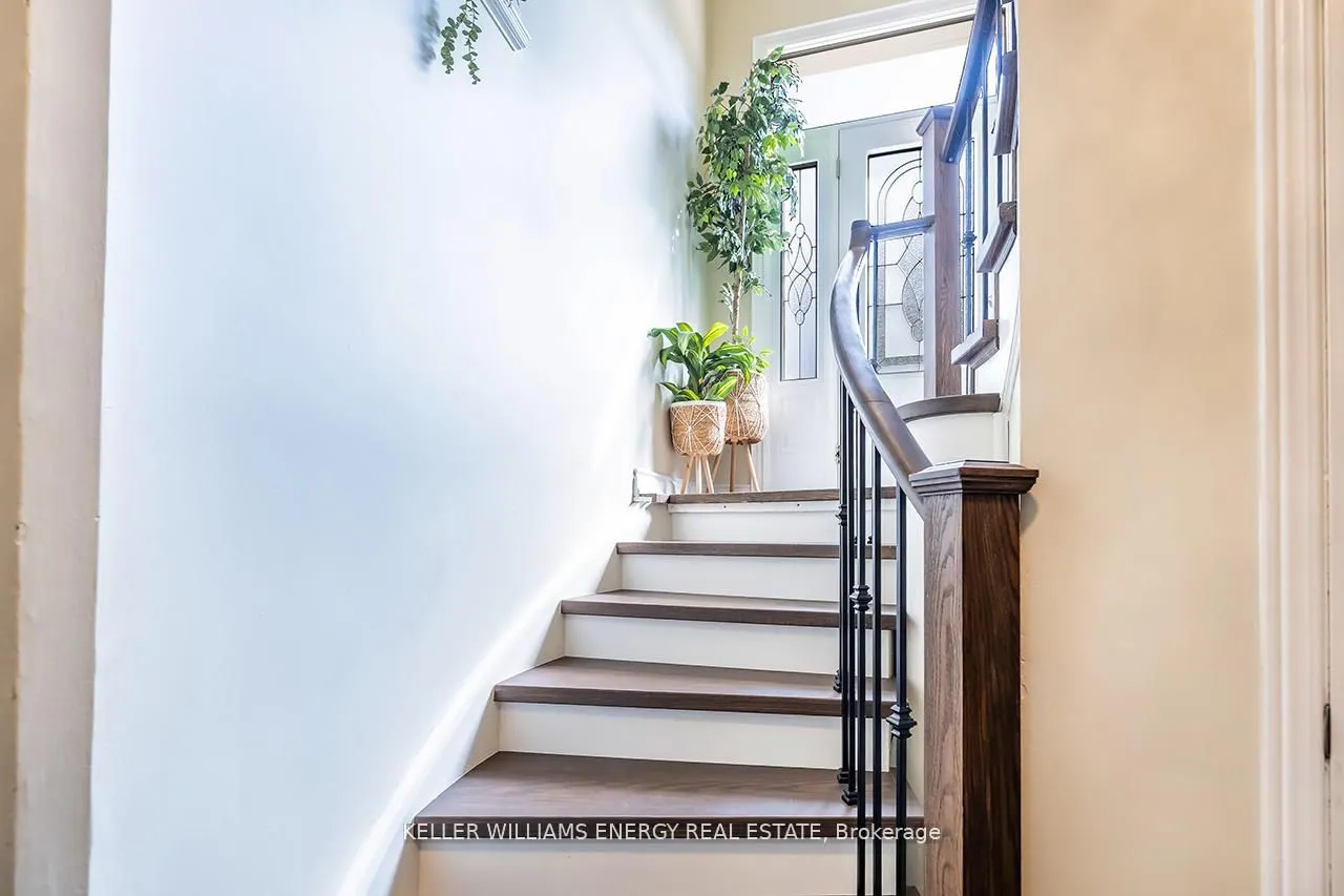 623 Dunrobin Court