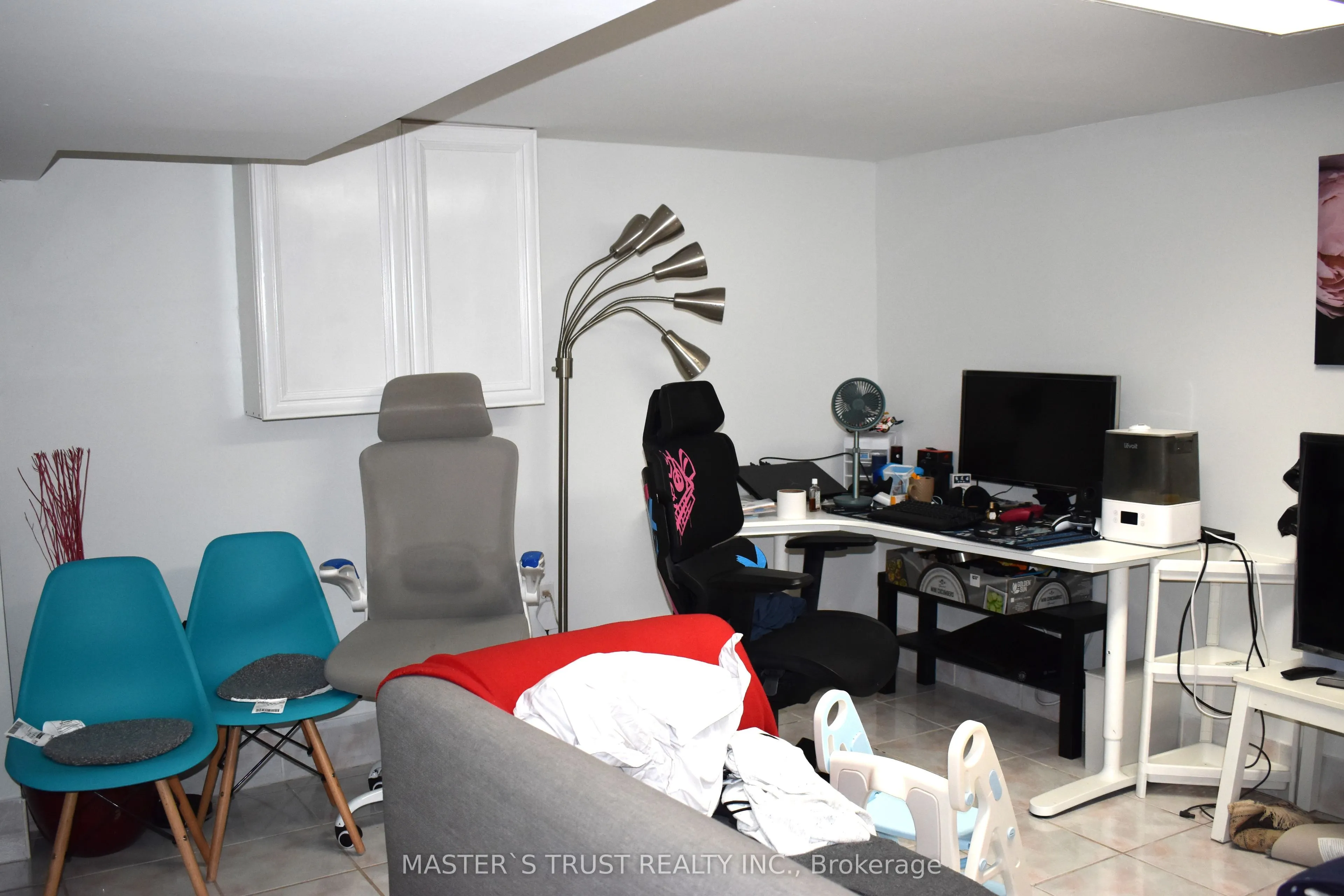 966 Dundas Street E