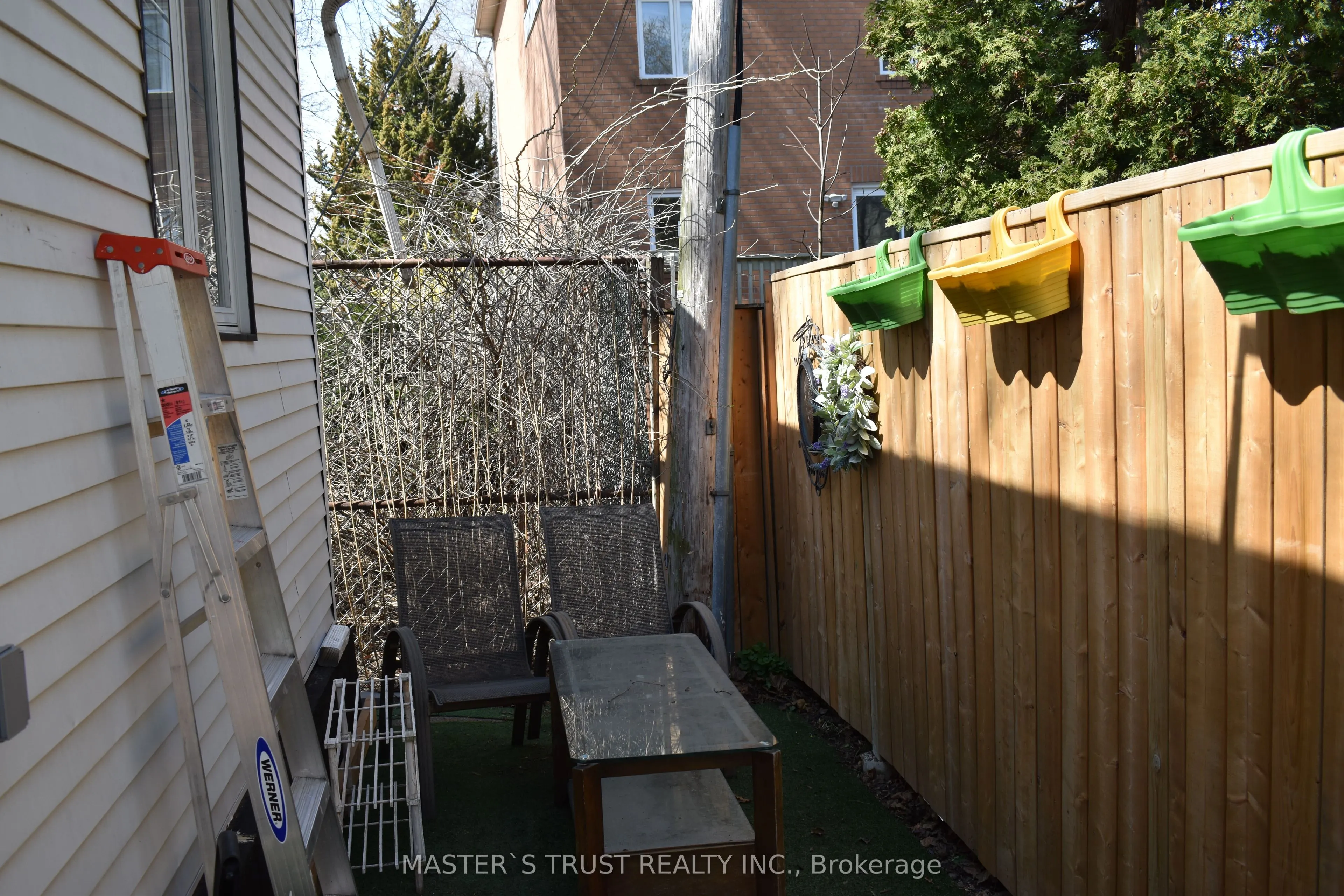 966 Dundas Street E