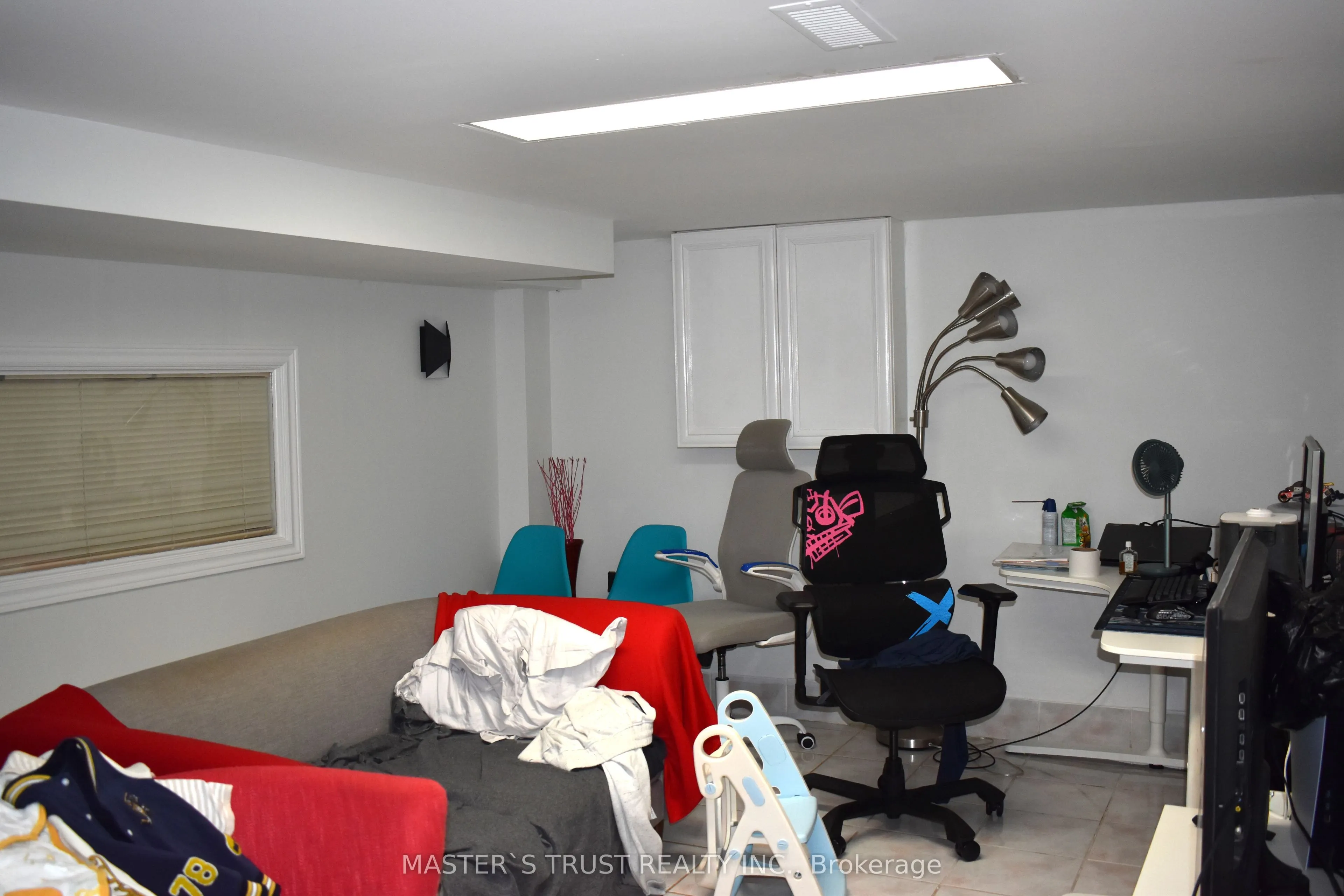966 Dundas Street E