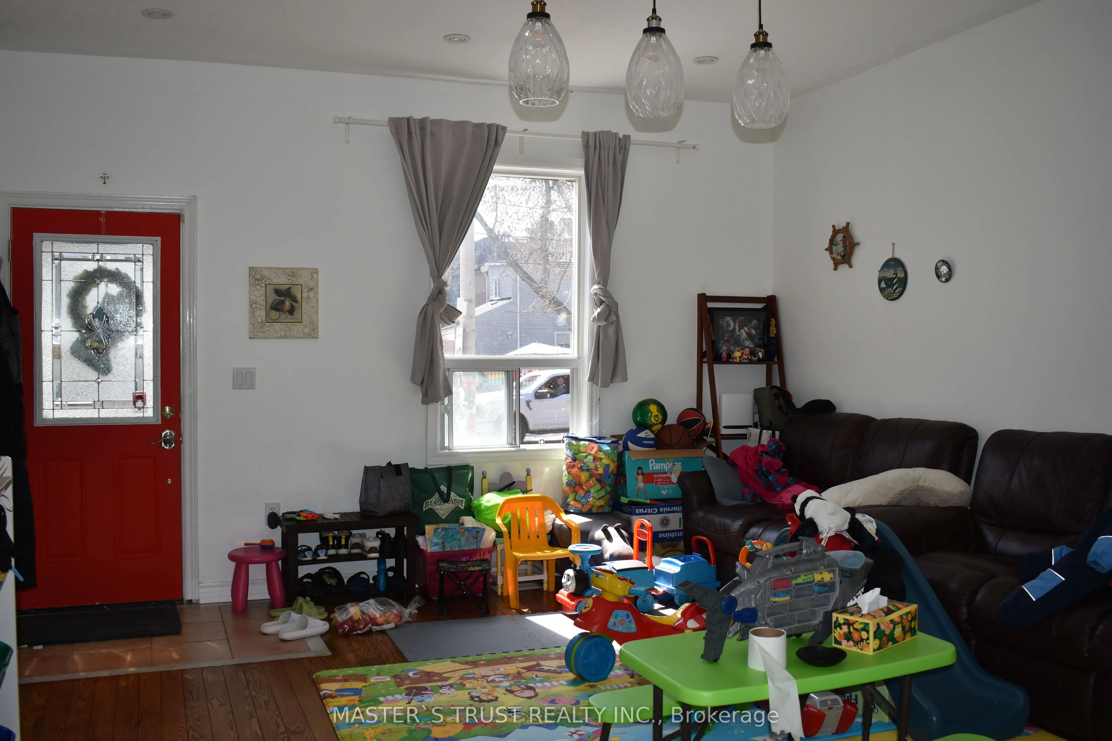 966 Dundas Street E