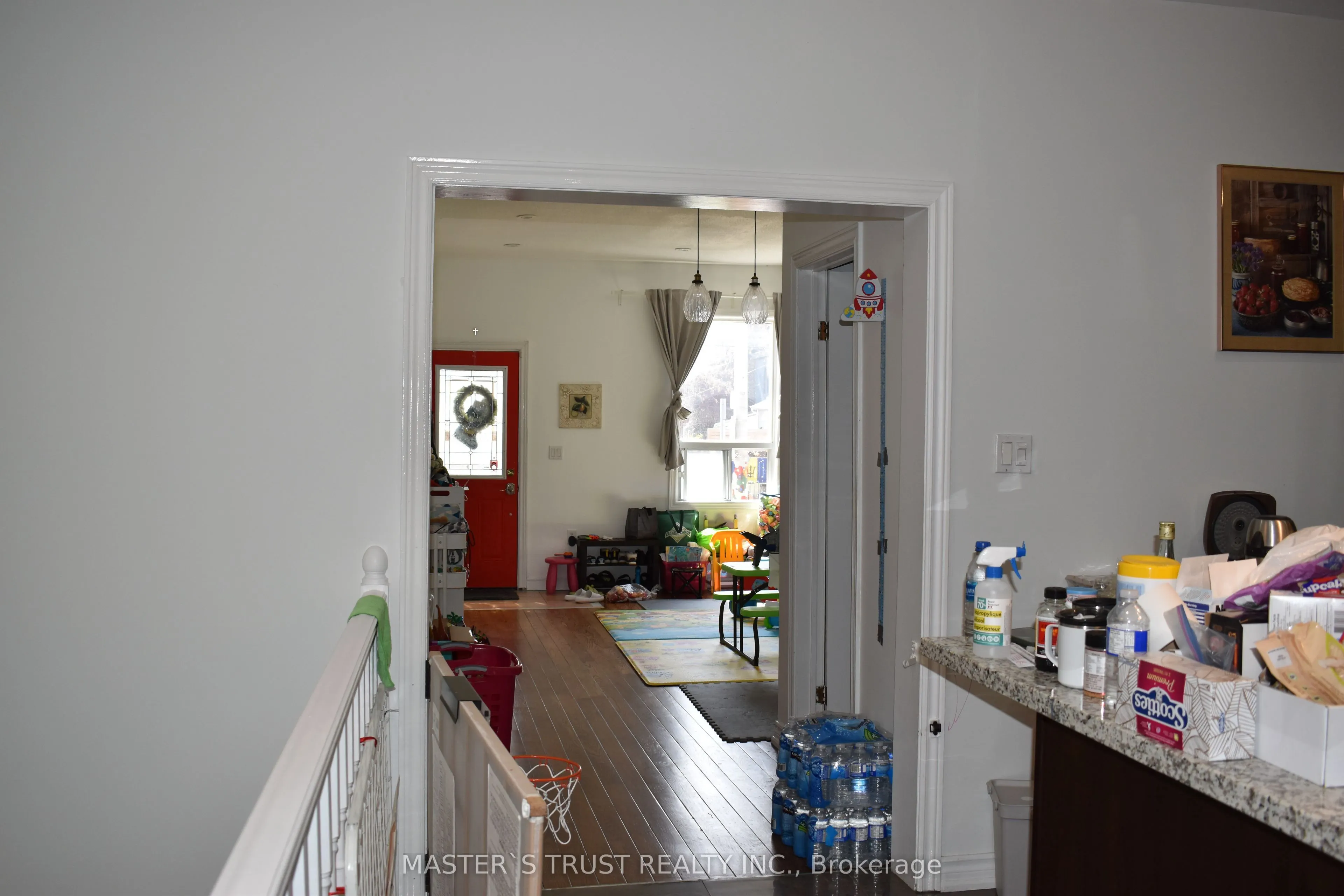 966 Dundas Street E