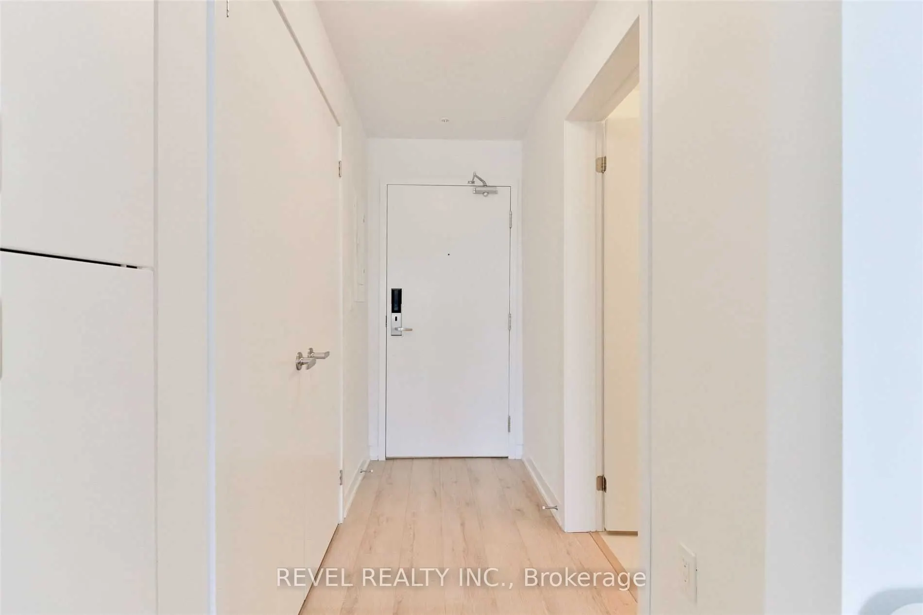 1800 Simcoe Street N, #204