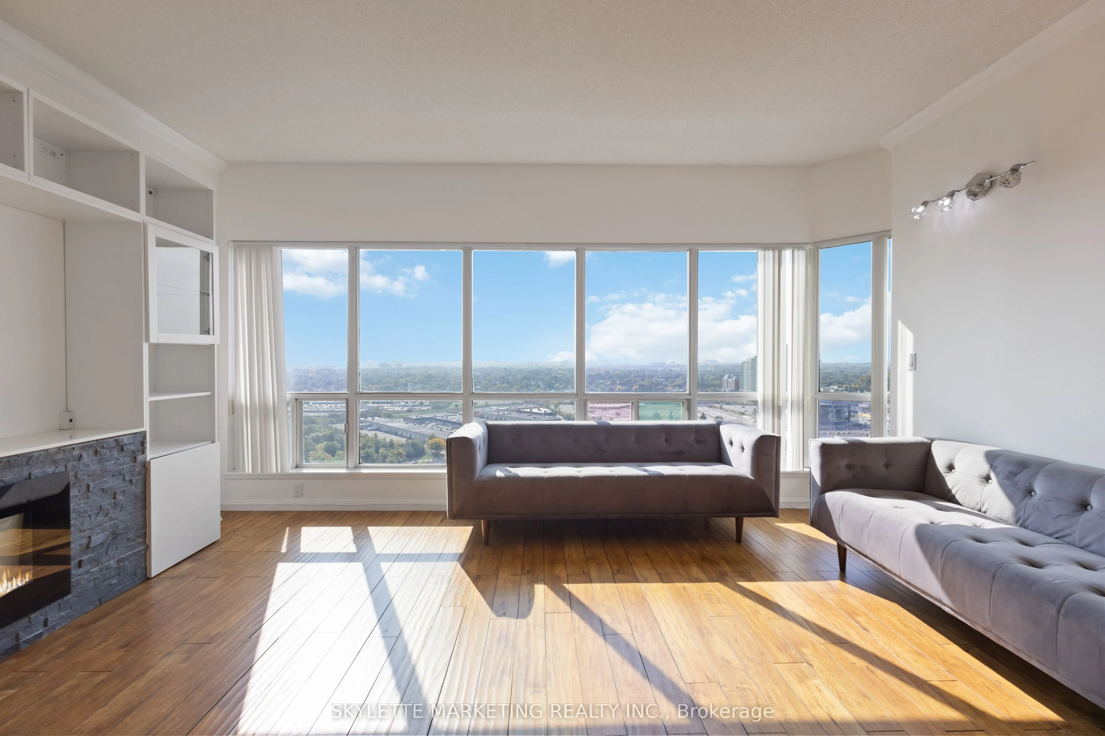 18 Lee Centre Drive, #PH205