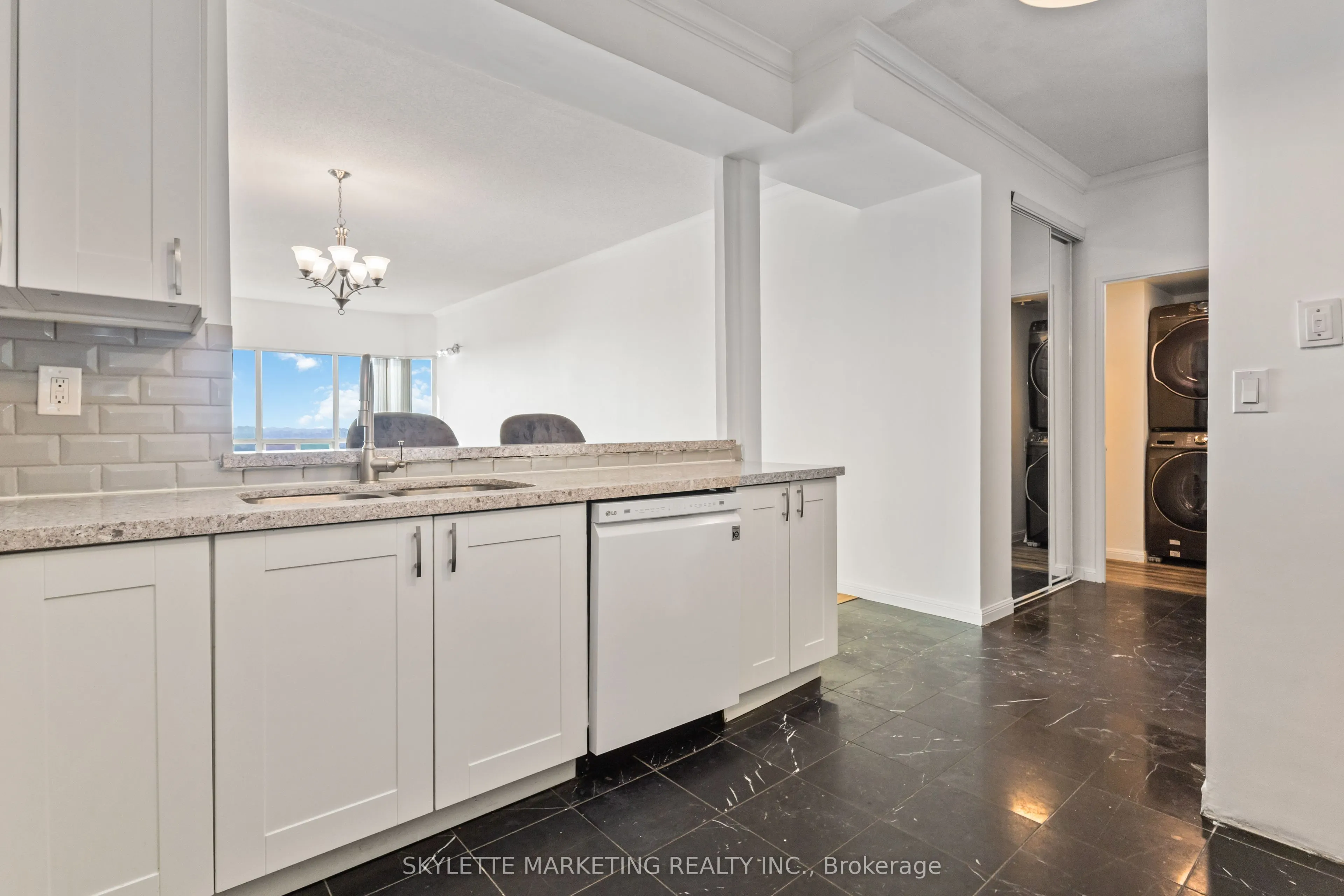 18 Lee Centre Drive, #PH205