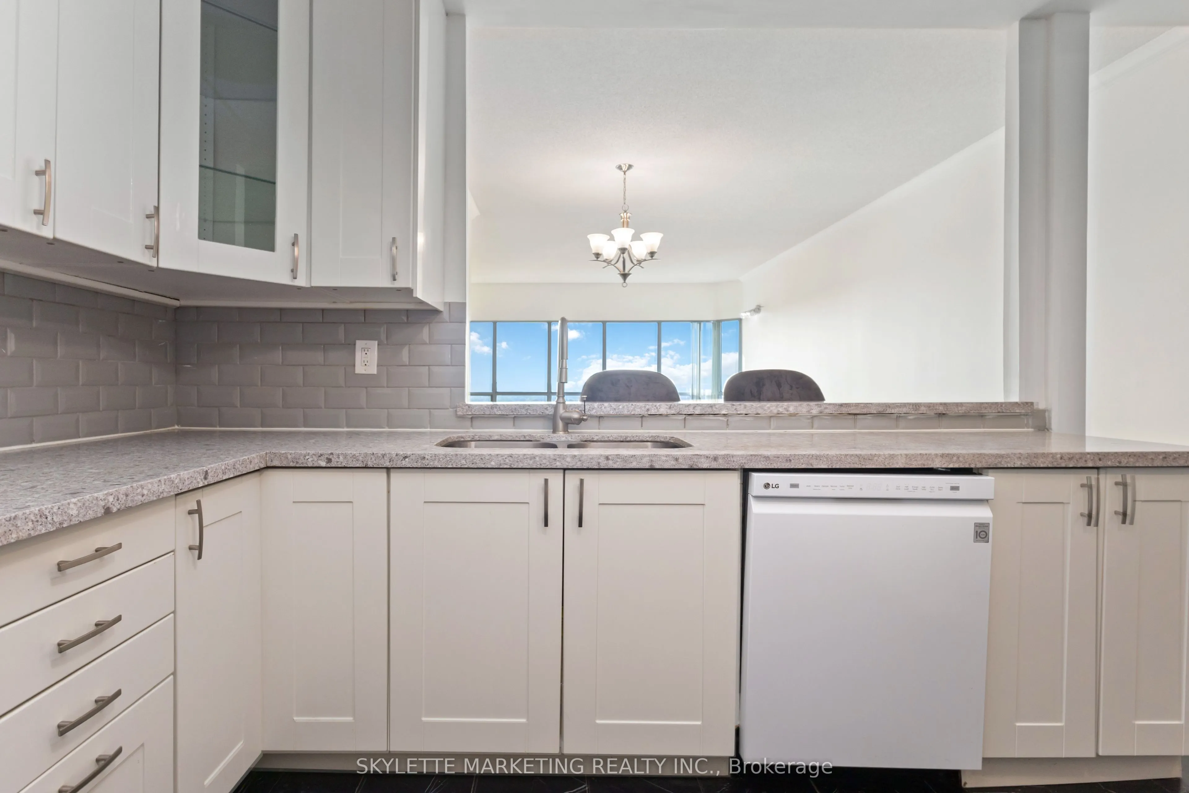 18 Lee Centre Drive, #PH205