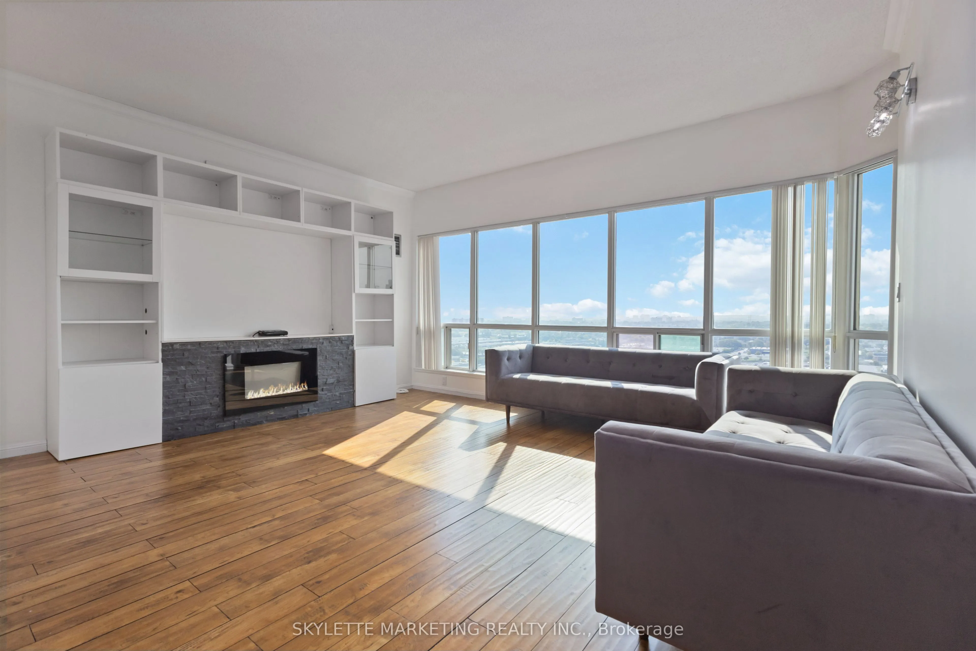 18 Lee Centre Drive, #PH205