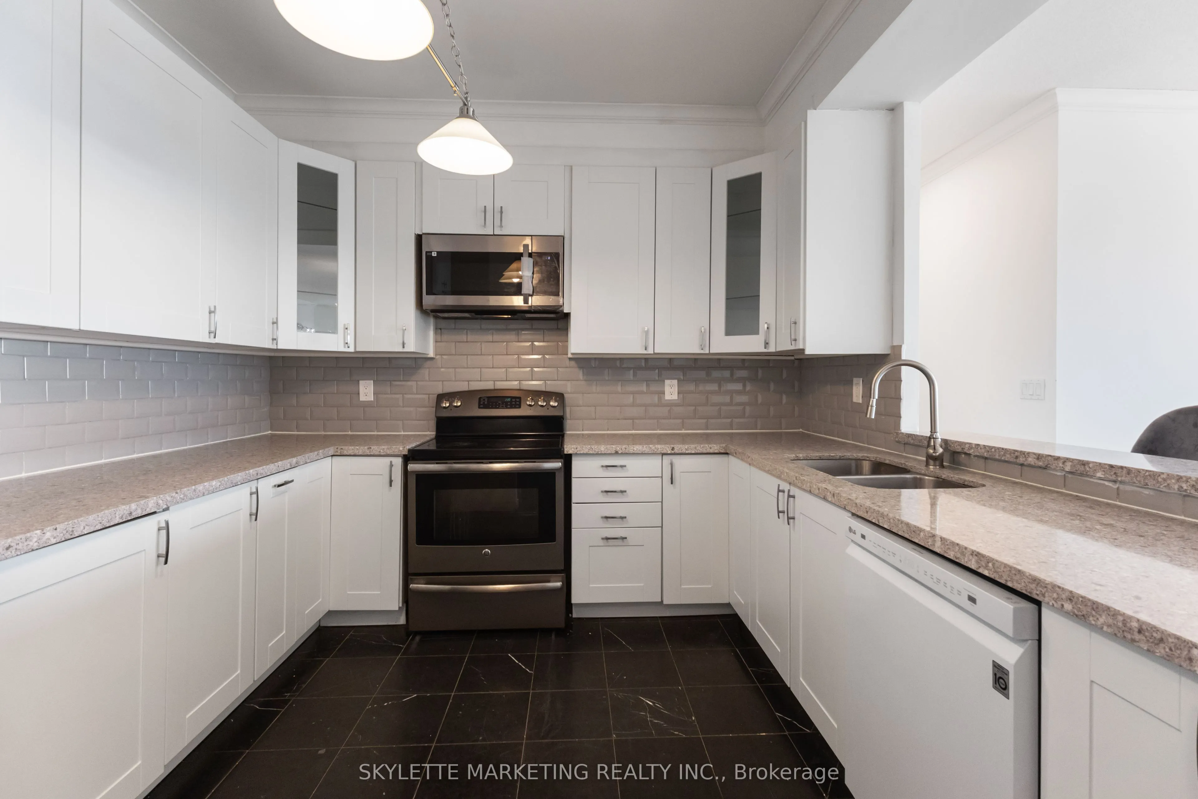 18 Lee Centre Drive, #PH205