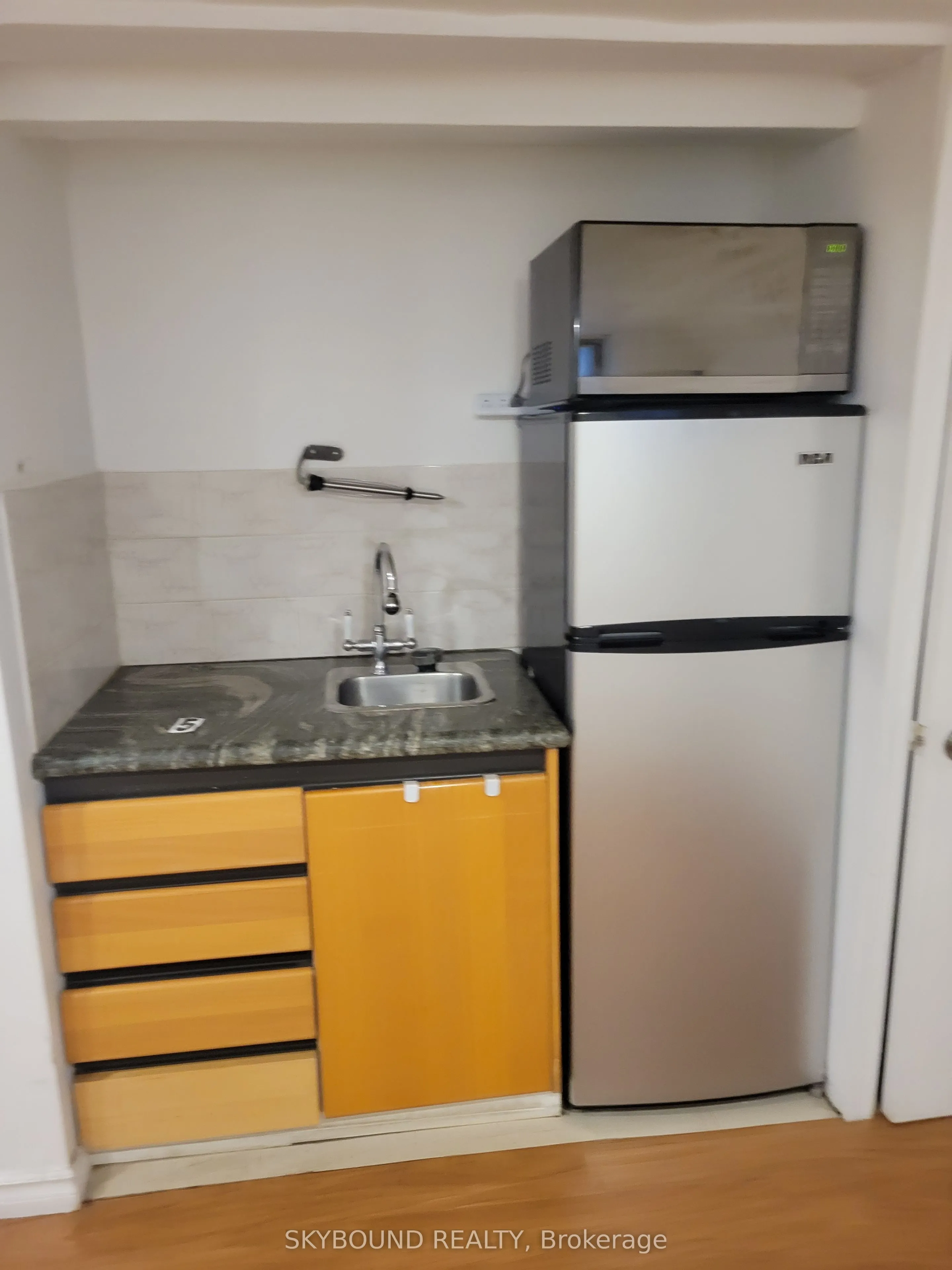 746 Coxwell Avenue, ##5