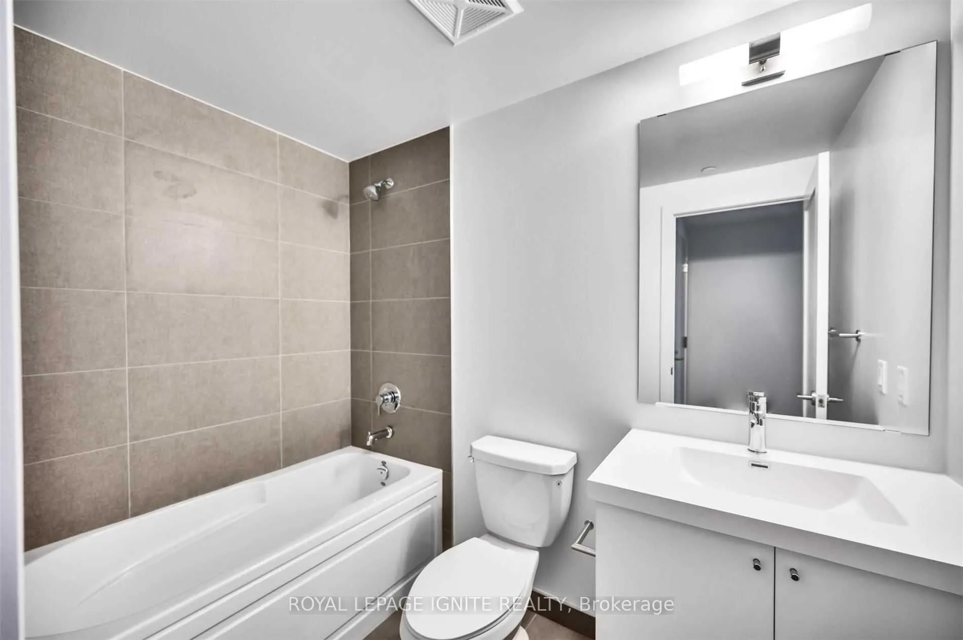 2550 Simcoe Street N, #905