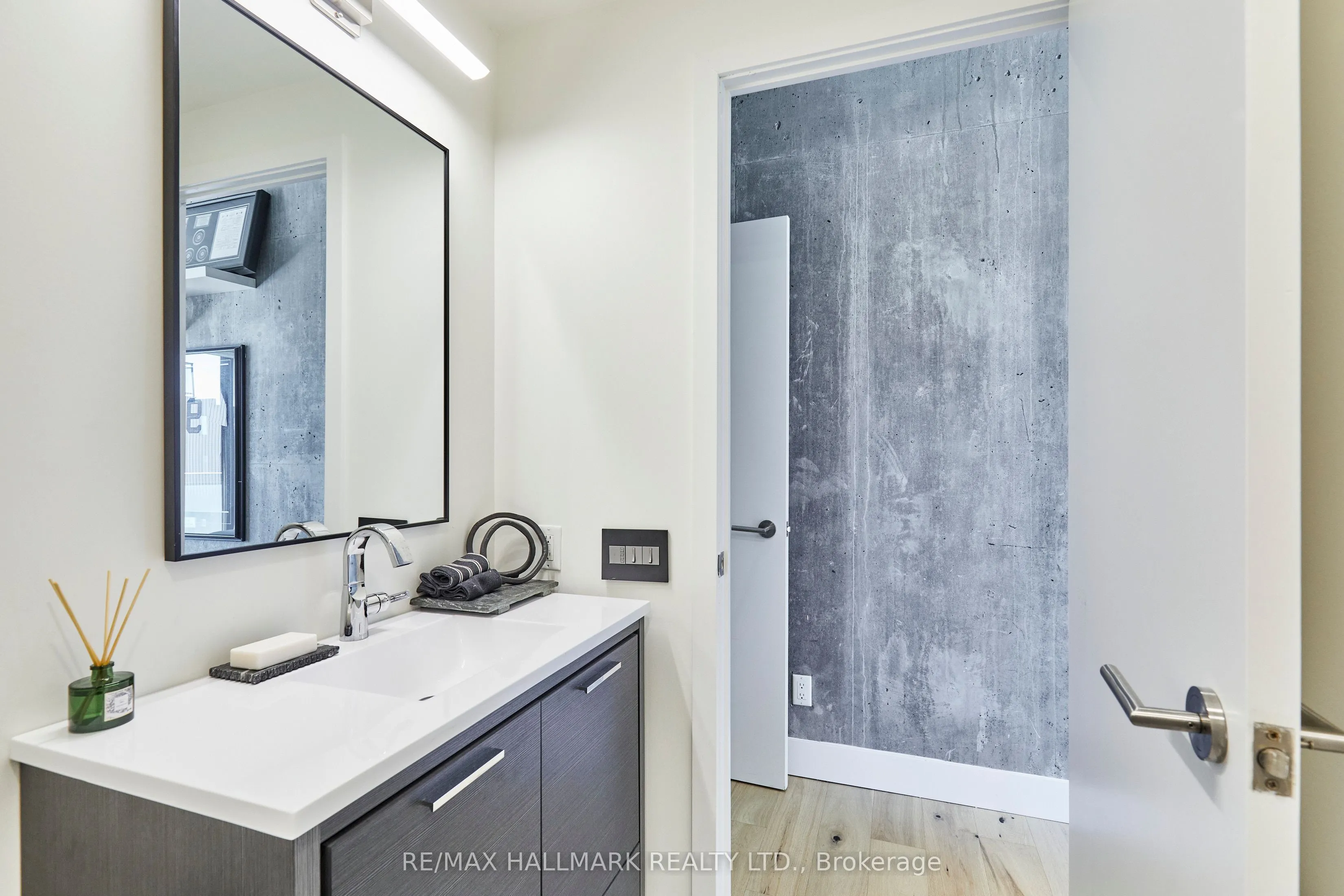 90 Broadview Avenue, #211