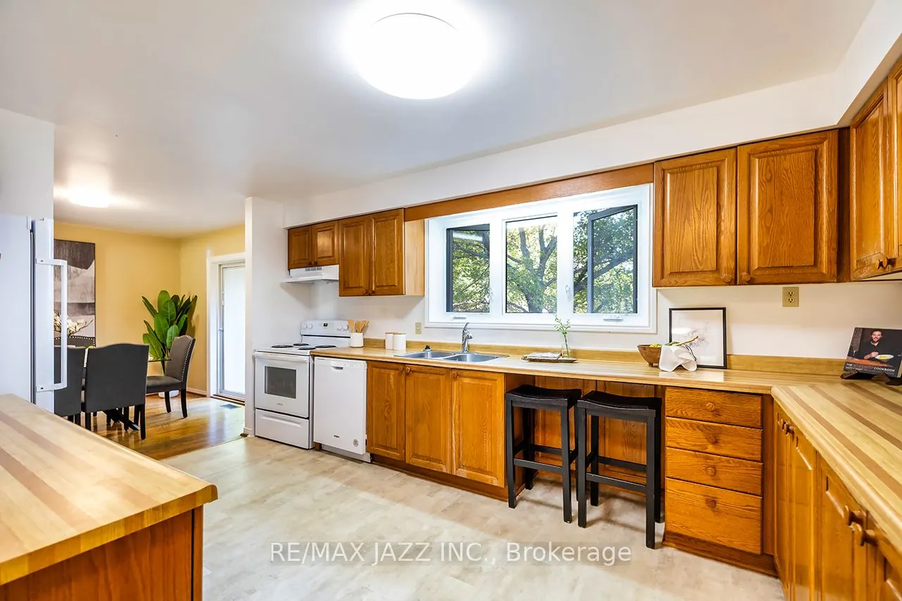 585 Myrtle Road W
