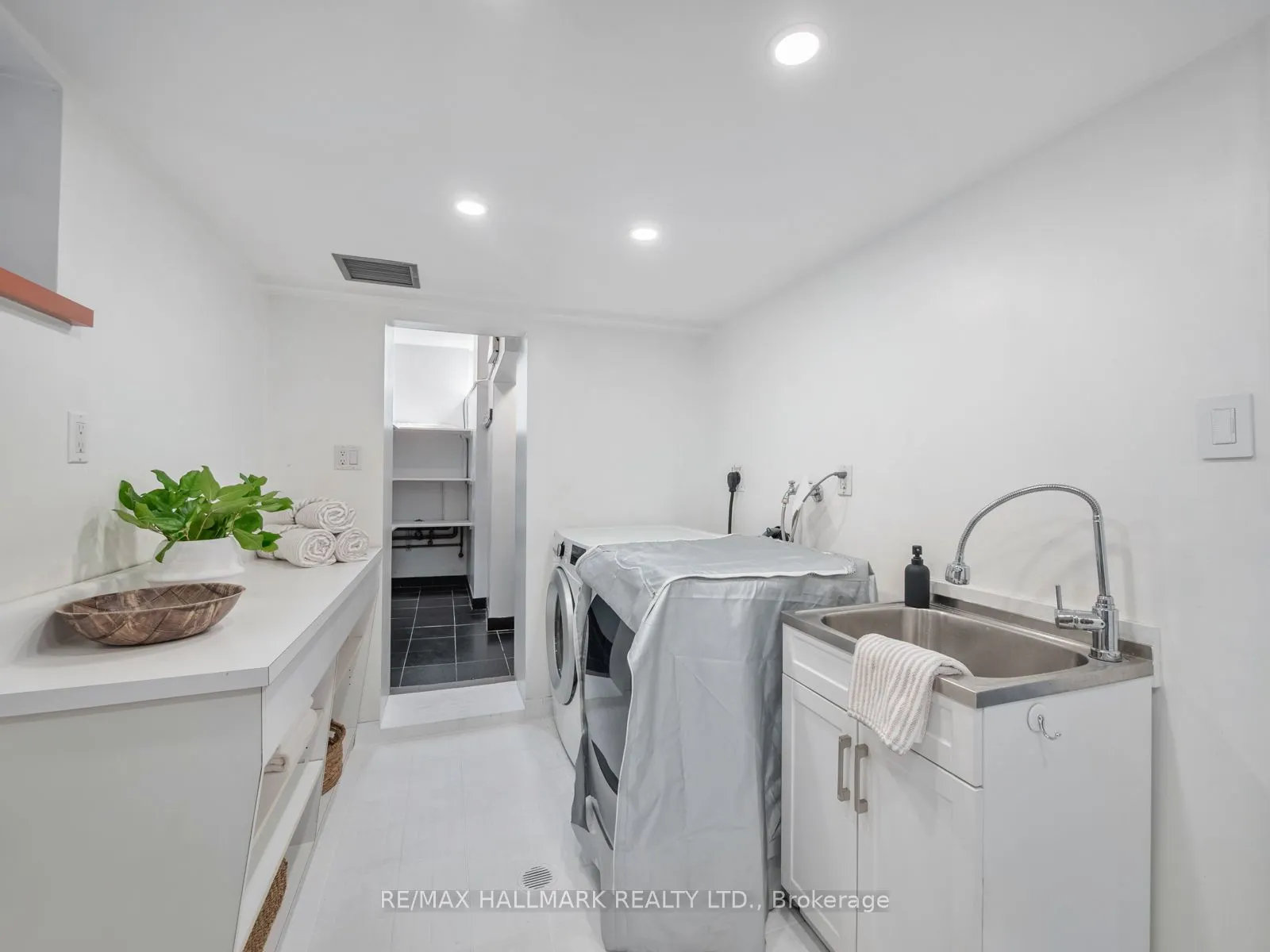 839 Carlaw Avenue