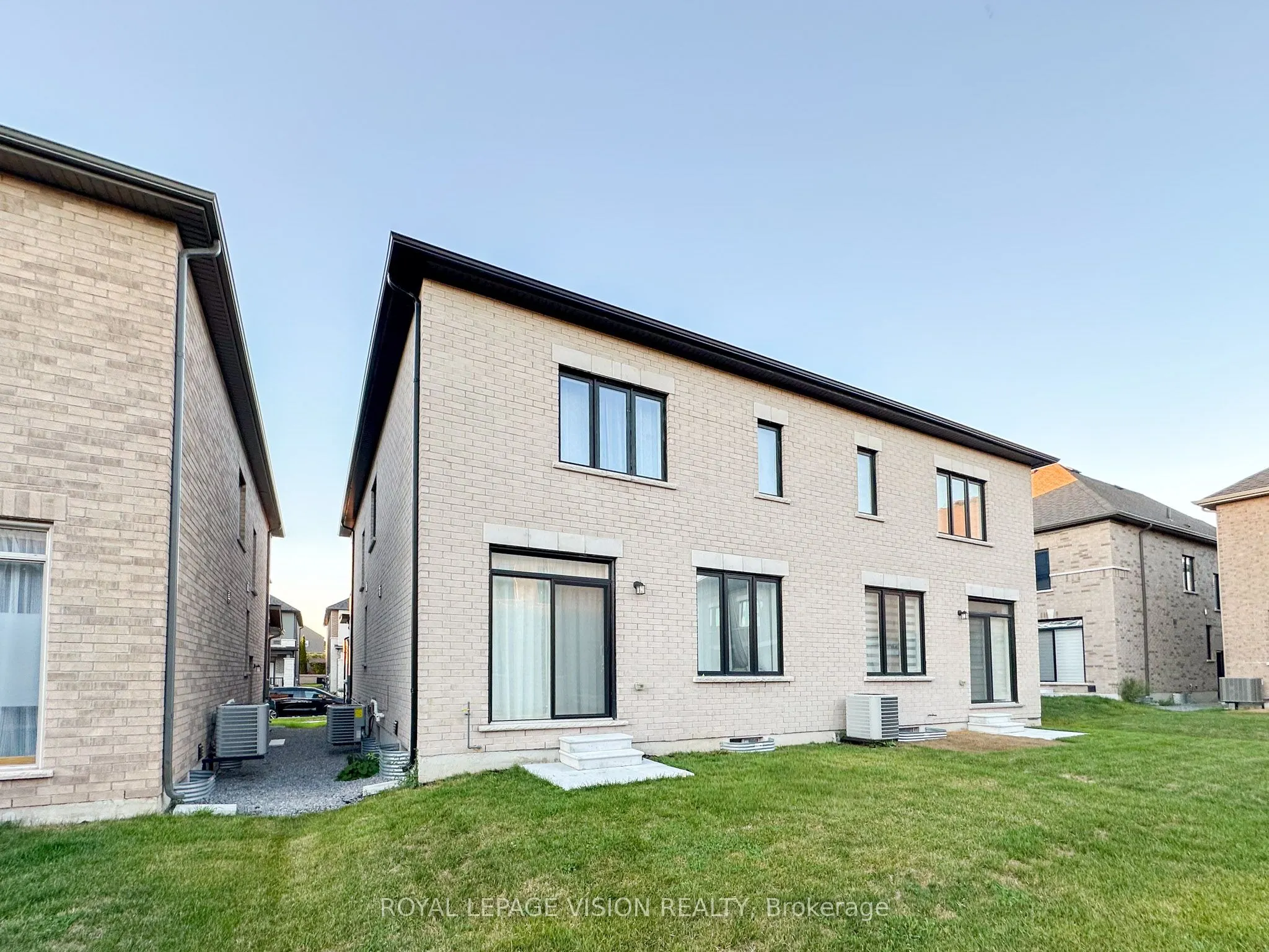 11 Waterfront Crescent