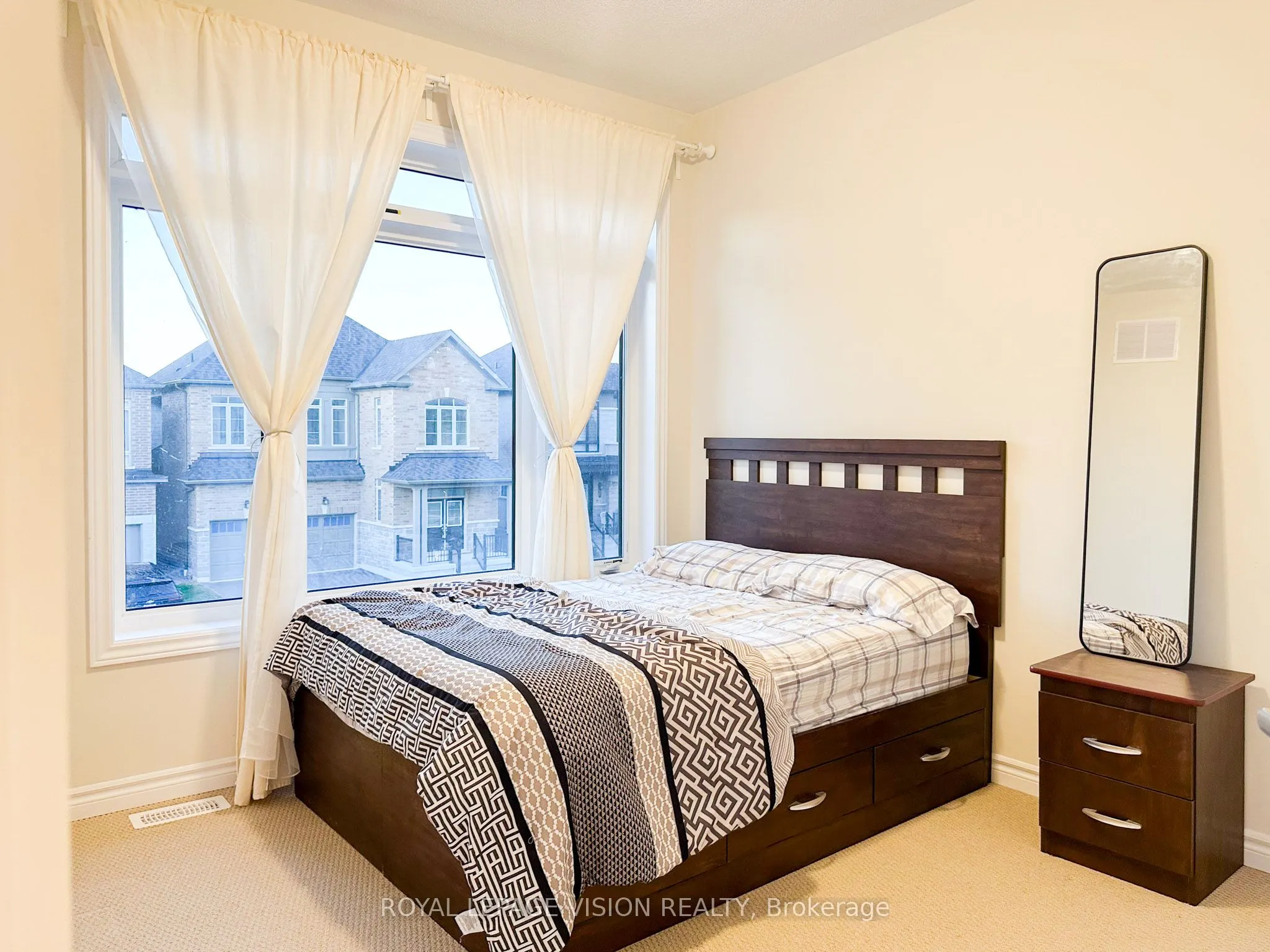 11 Waterfront Crescent