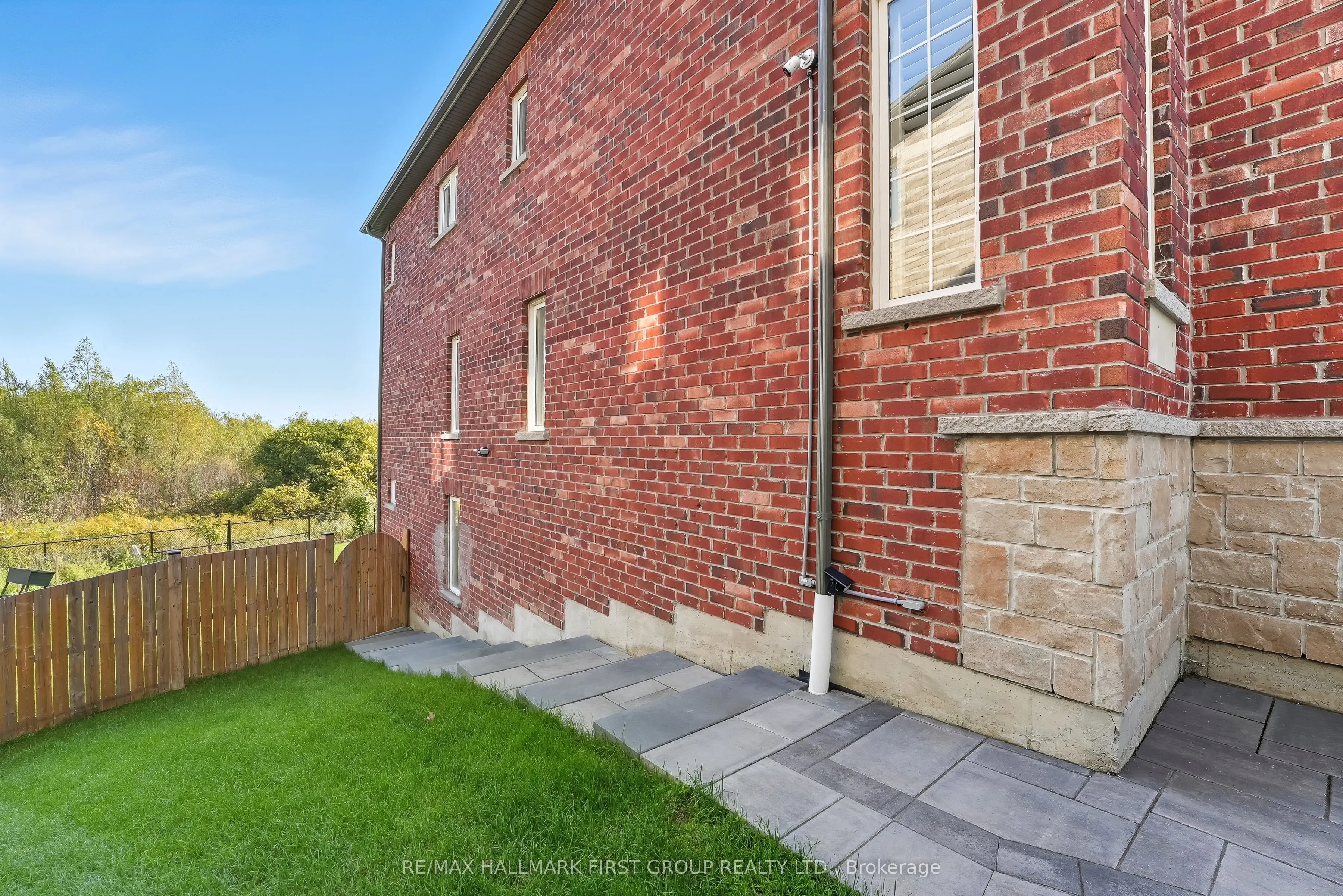 19 Purdy Place, #Main & Upper