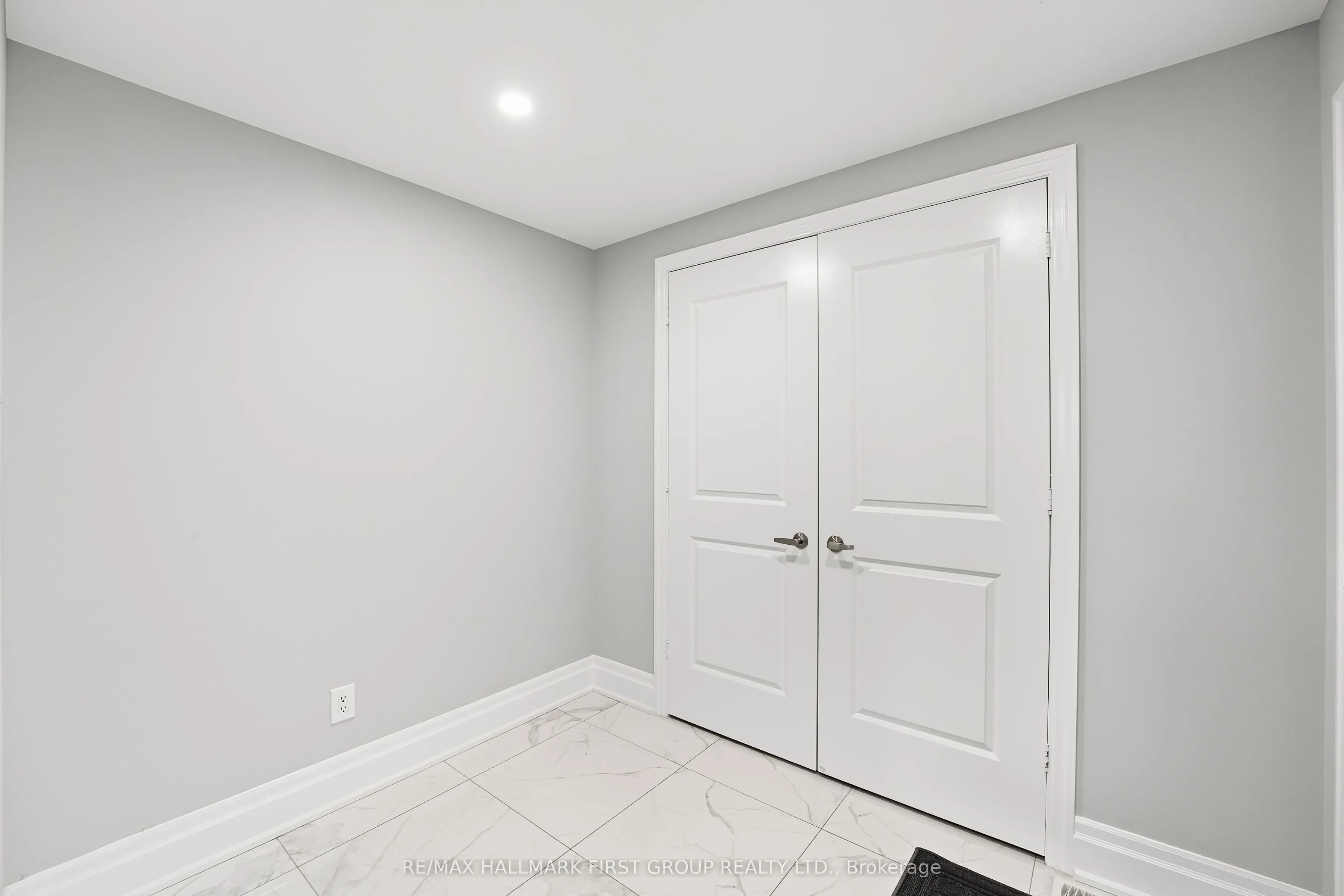 19 Purdy Place, #Main & Upper