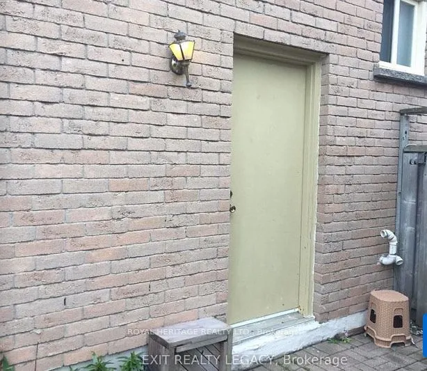 8 Ryecliffe Court