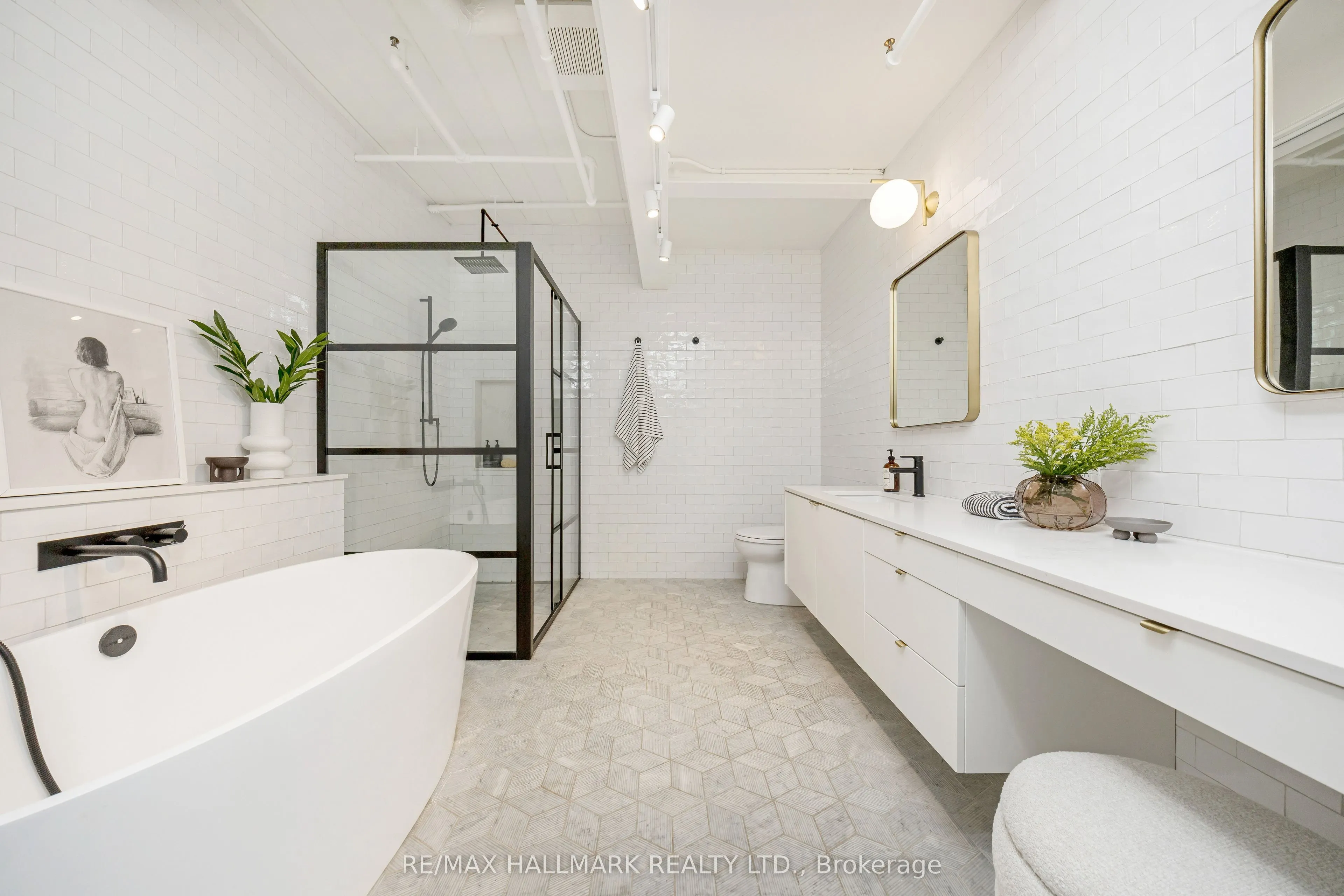 326 Carlaw Avenue, #102