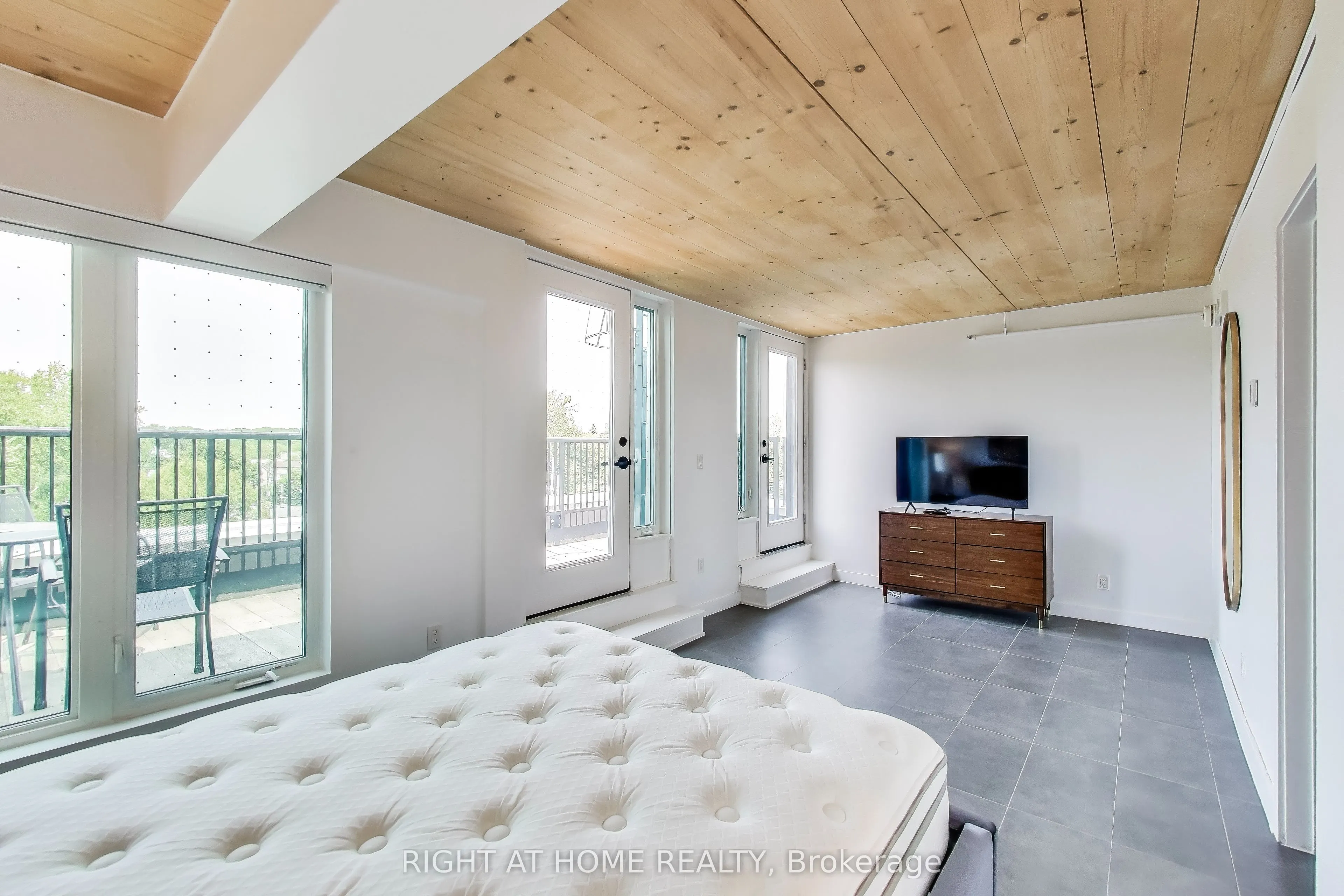 1604 Queen Street E, #PH