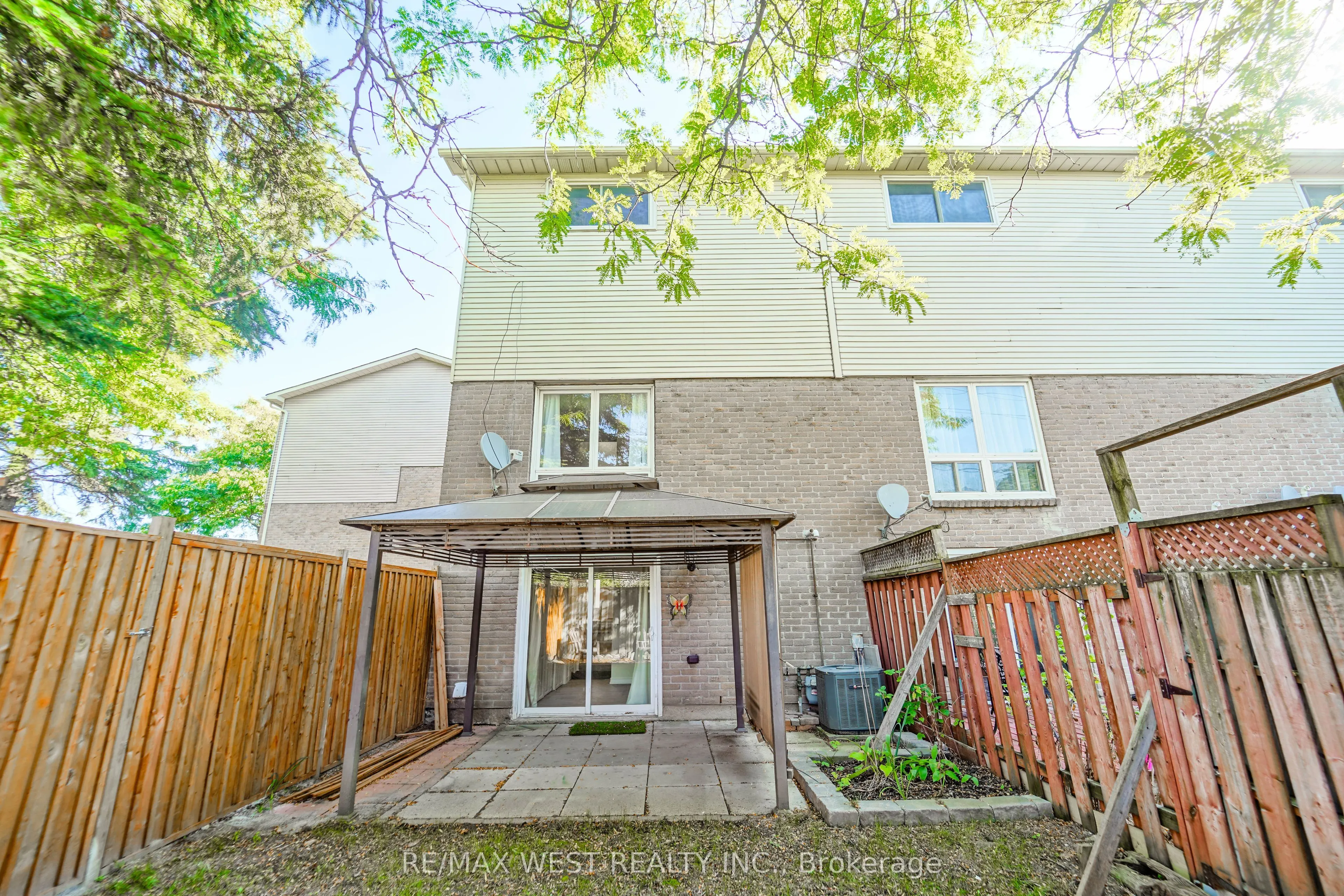 1133 Ritson Road N, #96