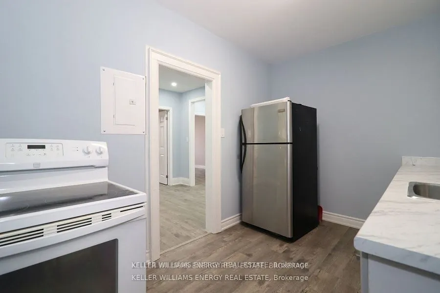 84 Simcoe Street N, #2