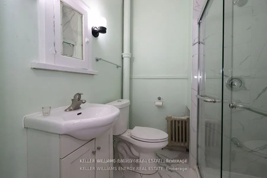84 Simcoe Street N, #2