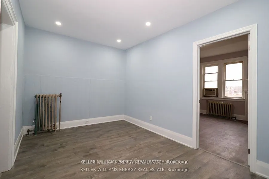 84 Simcoe Street N, #2