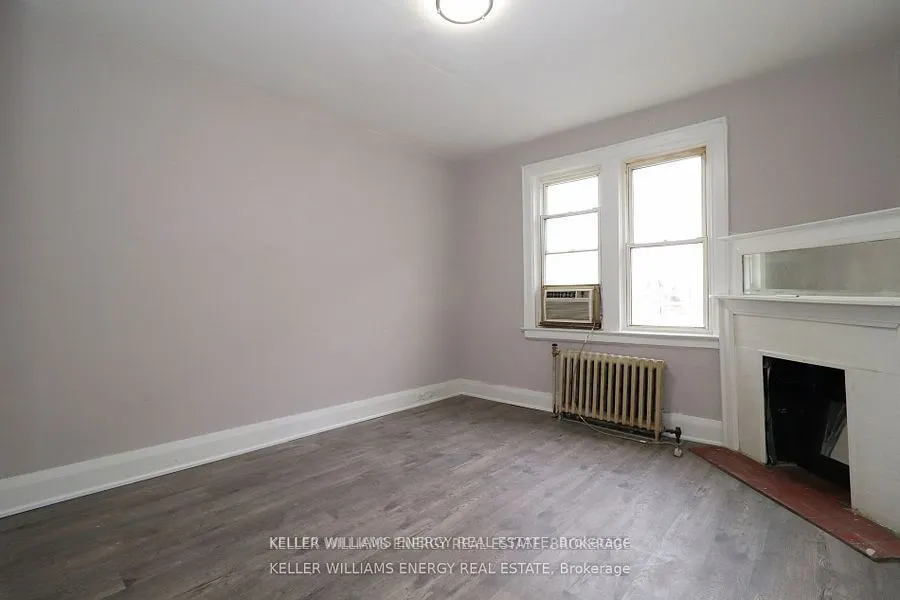 84 Simcoe Street N, #2